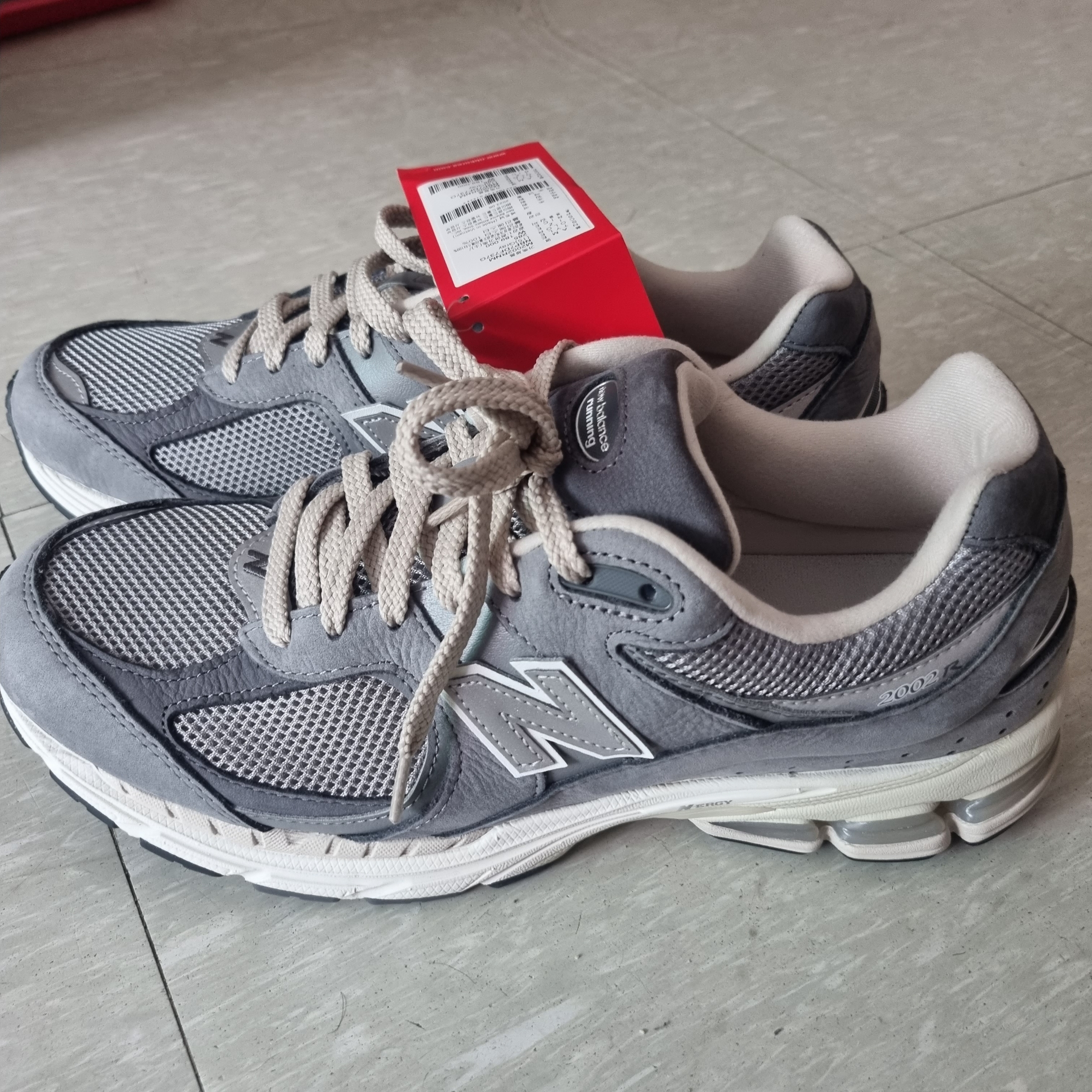 New Balance 2002R Premium Vintage Grey 착용 스타일 - 1