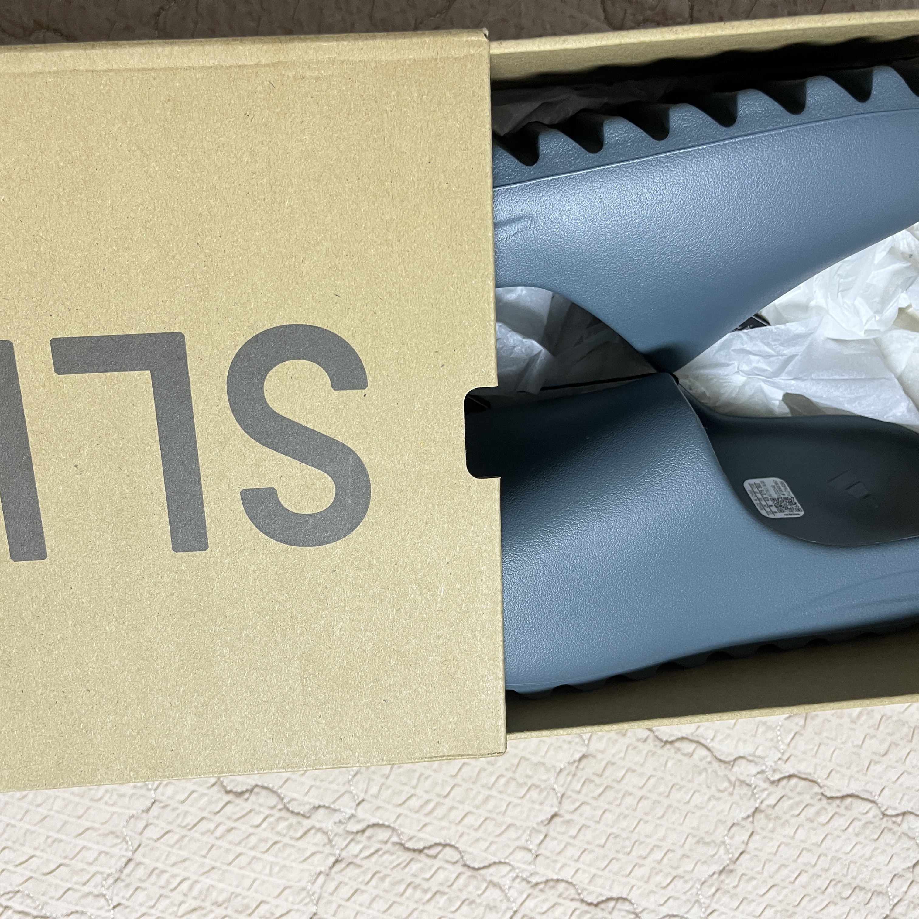 Adidas Yeezy Slide Slate Marine 착용 스타일 - 2