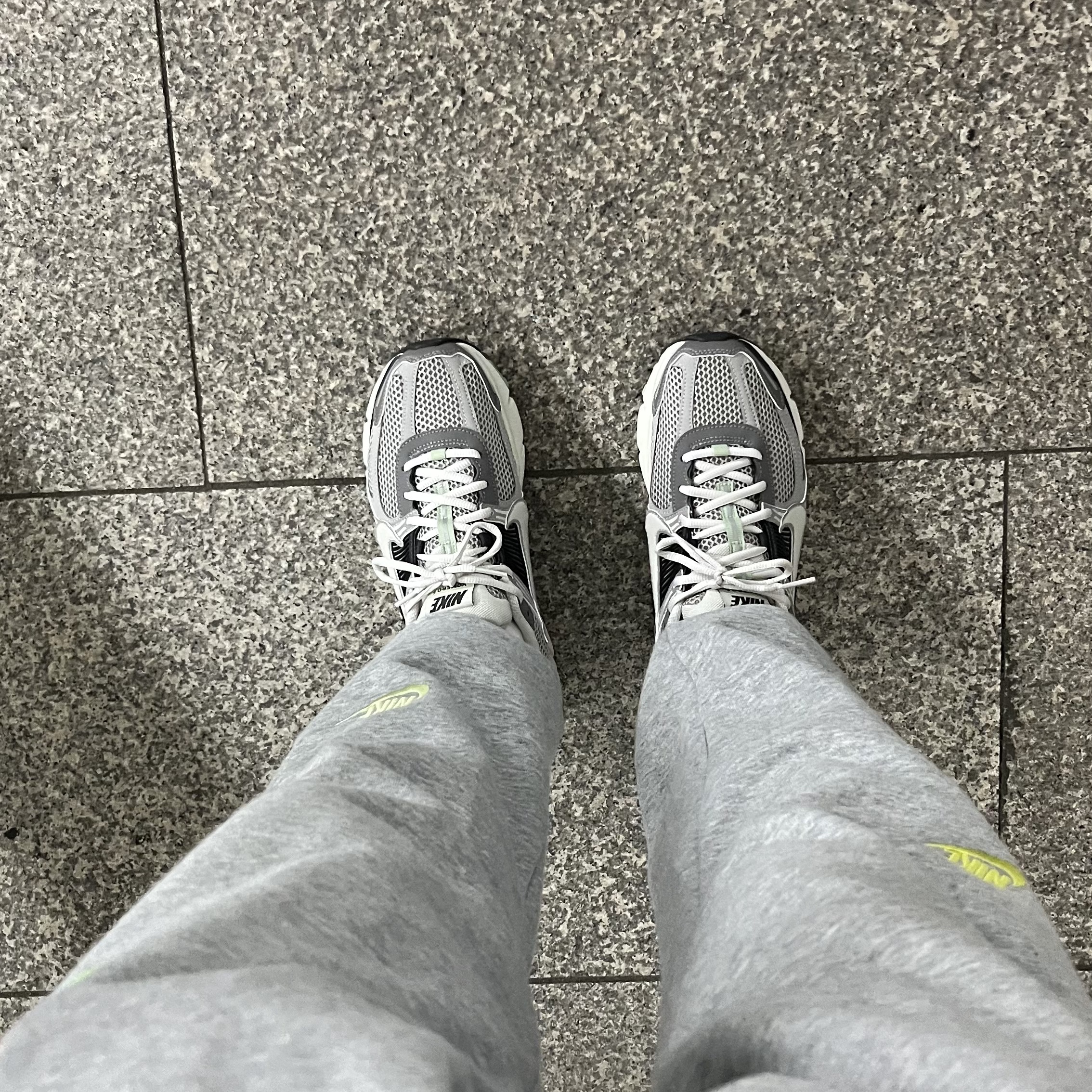 (W) Nike Zoom Vomero 5 Cobblestone and Flat Pewter 착용 스타일 - 2