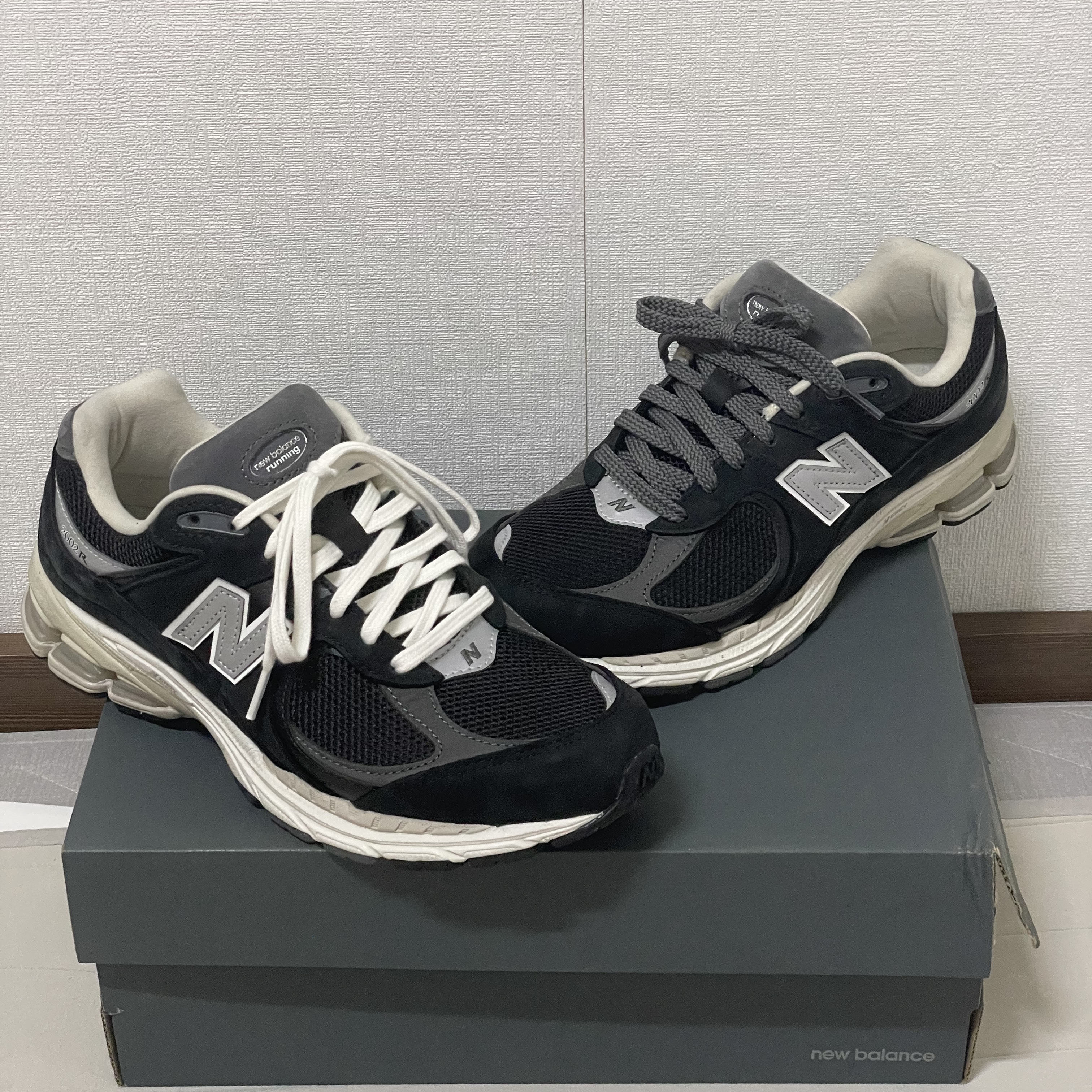 New Balance 2002R Premium Vintage Black 착용 스타일