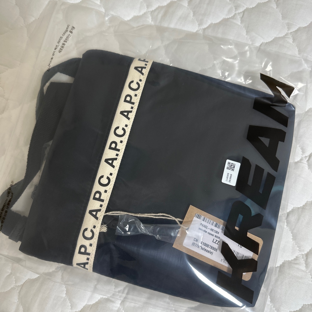 A.P.C. Repeat Satchel Black 착용 스타일