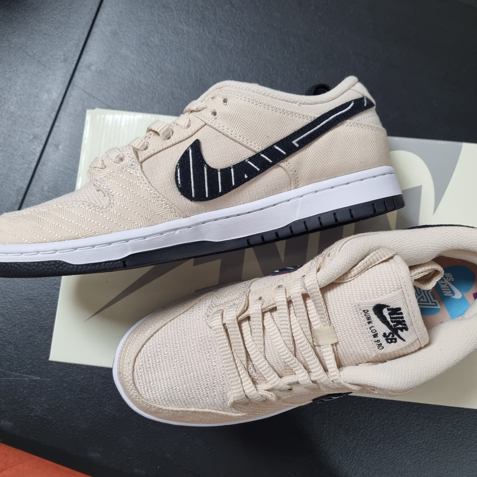 Nike x Albino & Preto SB Dunk Low Fossil Black 착용 스타일 - 3