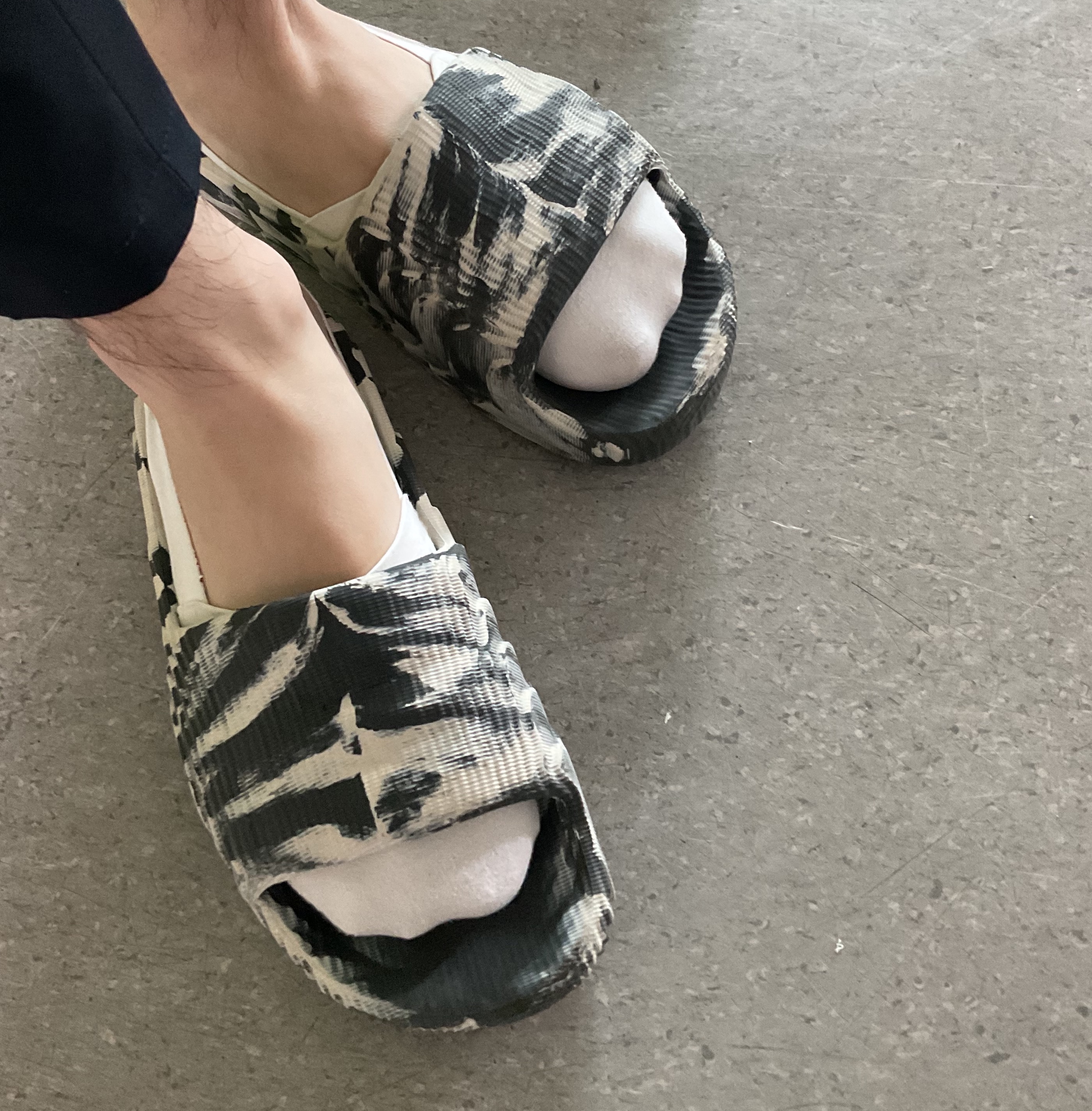 Adidas Adilette 22 Carbon Aluminium 착용 스타일