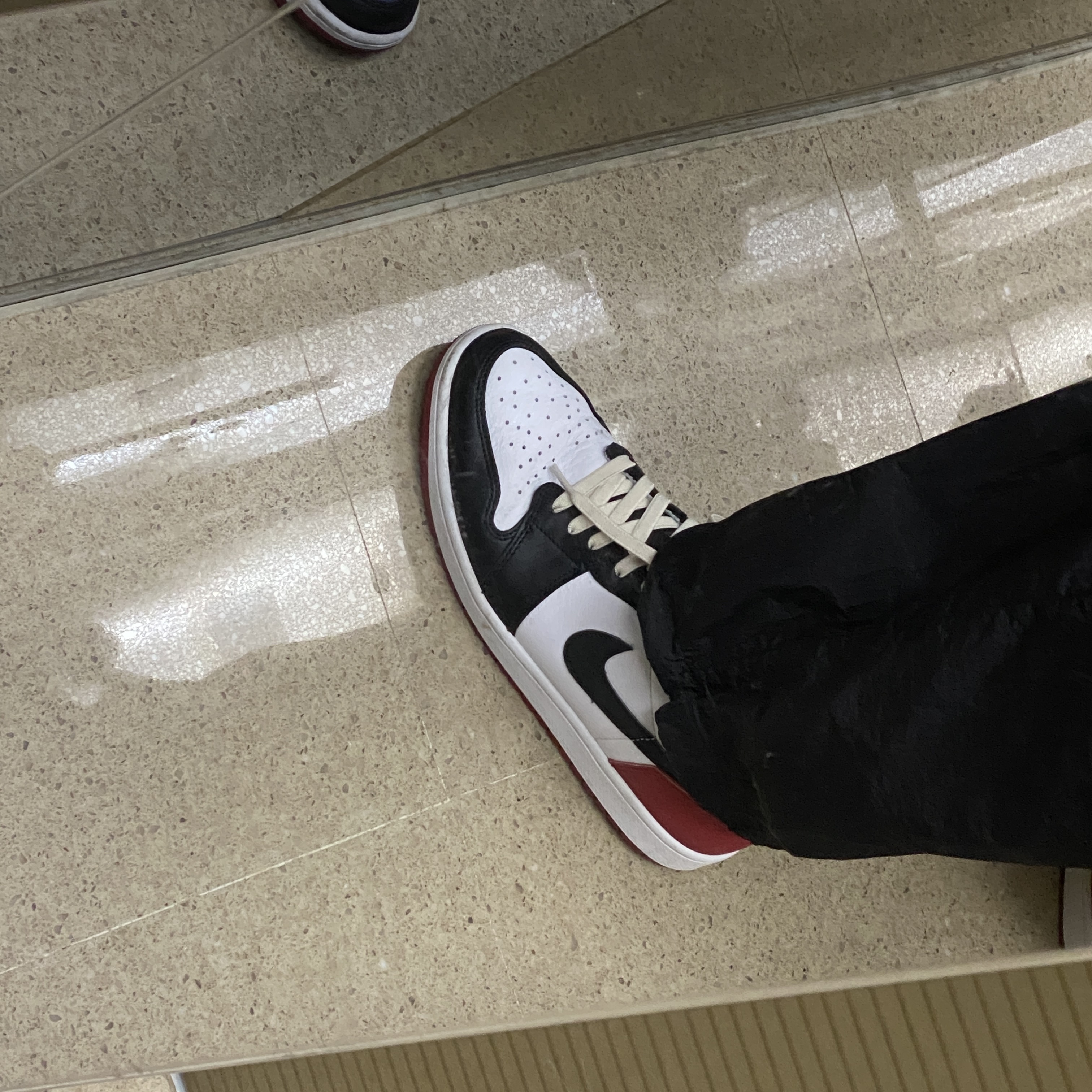 Jordan 1 Retro Low OG Black Toe 착용 스타일 - 2