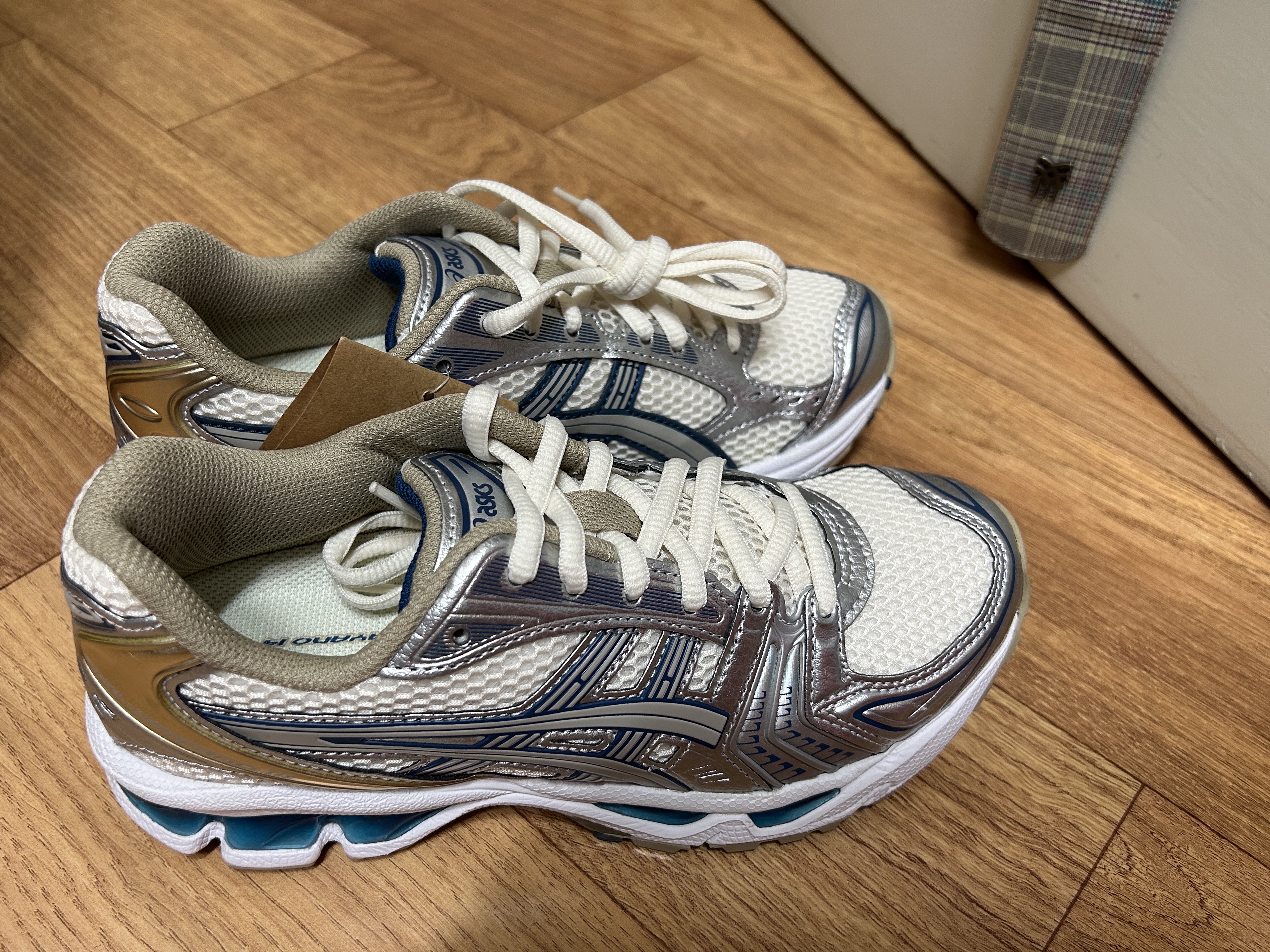 Asics Gel-Kayano 14 Cream Pure Silver 착용 스타일