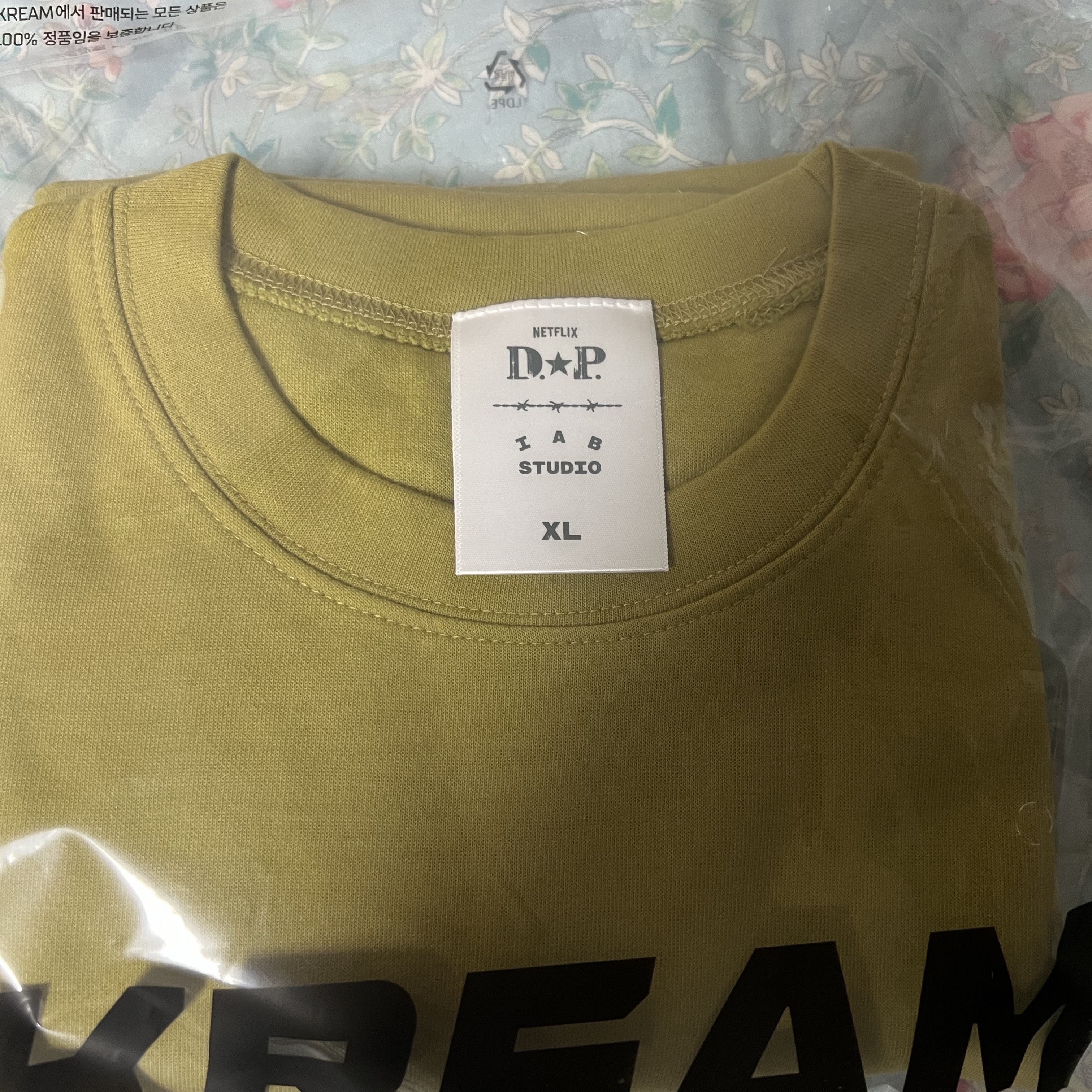 IAB Studio x D.P. T-Shirt Olive Green 착용 스타일