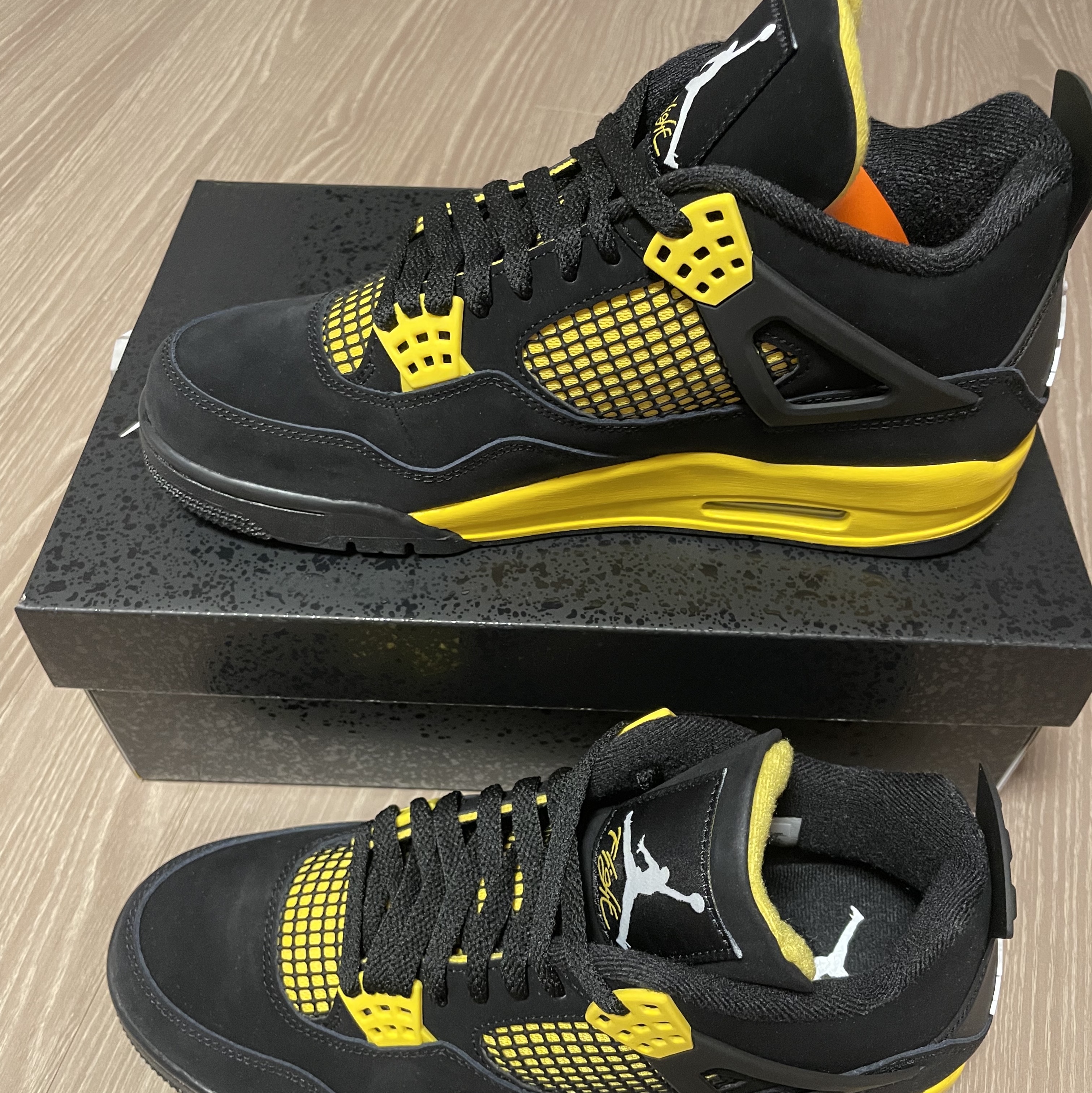 Jordan 4 Retro Thunder 2023 착용 스타일 - 3