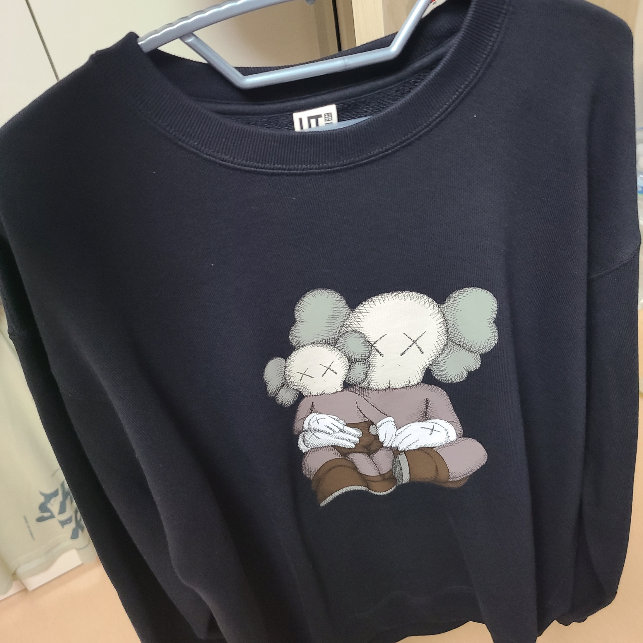 Uniqlo UT x Kaws Long Sleeve Sweatshirt Black 착용 스타일 - 1