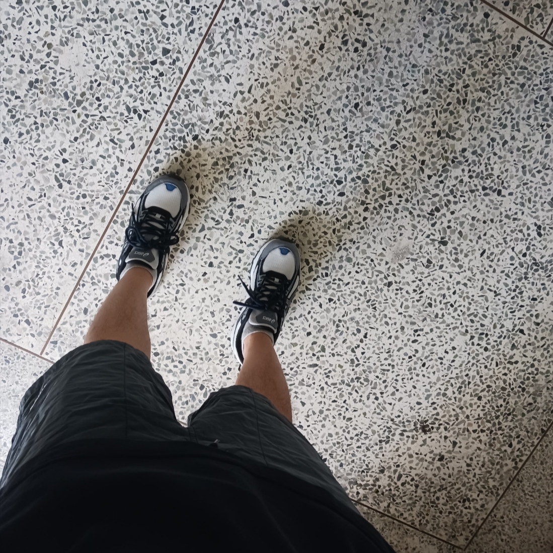 Asics Gel-Venture 6 SPS Glacier Grey, Adidas Yeezy Slide Onyx 착용 스타일 - 1