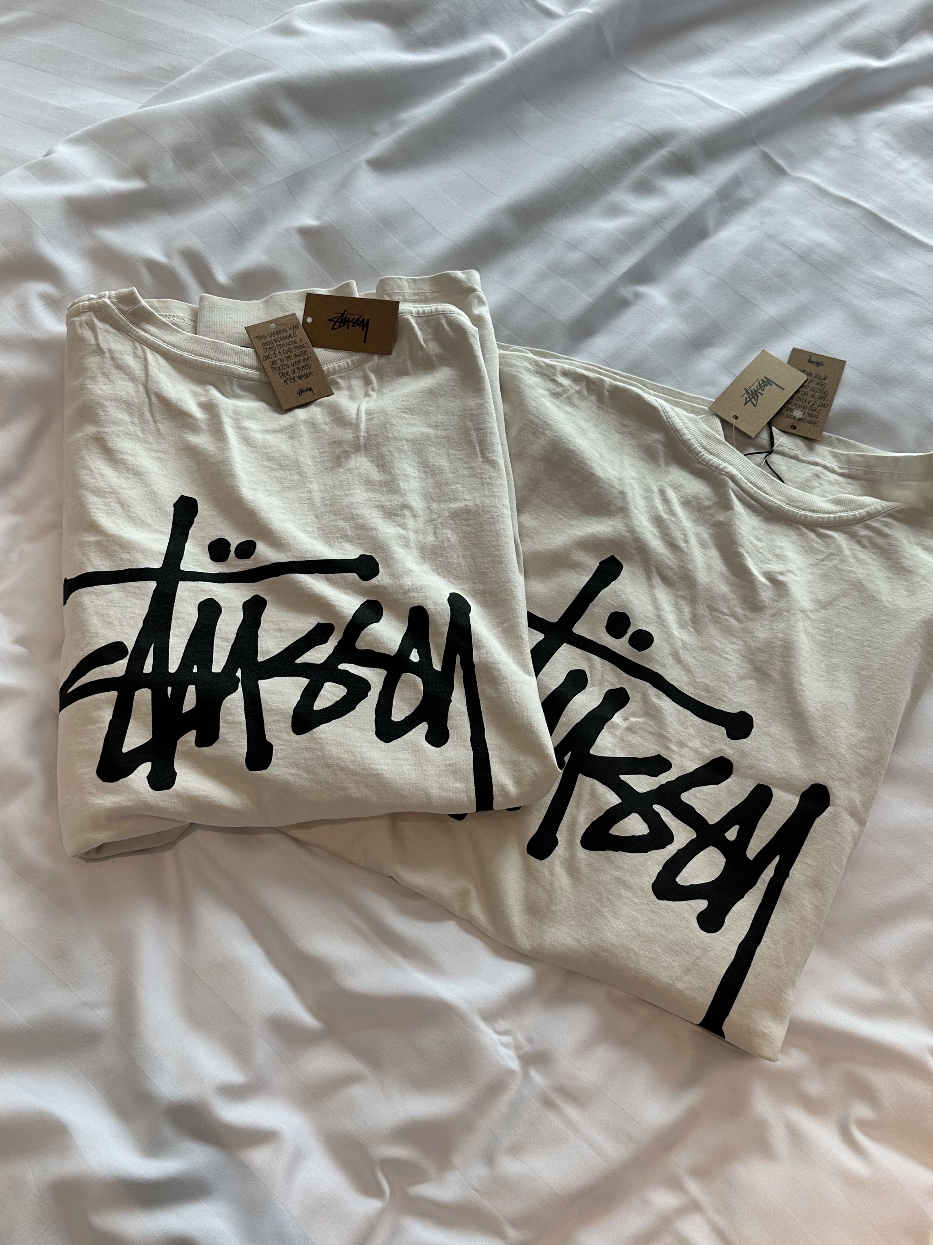 Adidas Yeezy Foam RNNR Carbon, Stussy Basic Stussy Pigment Dyed LS T-Shirt Natural 2023 착용 스타일 - 3