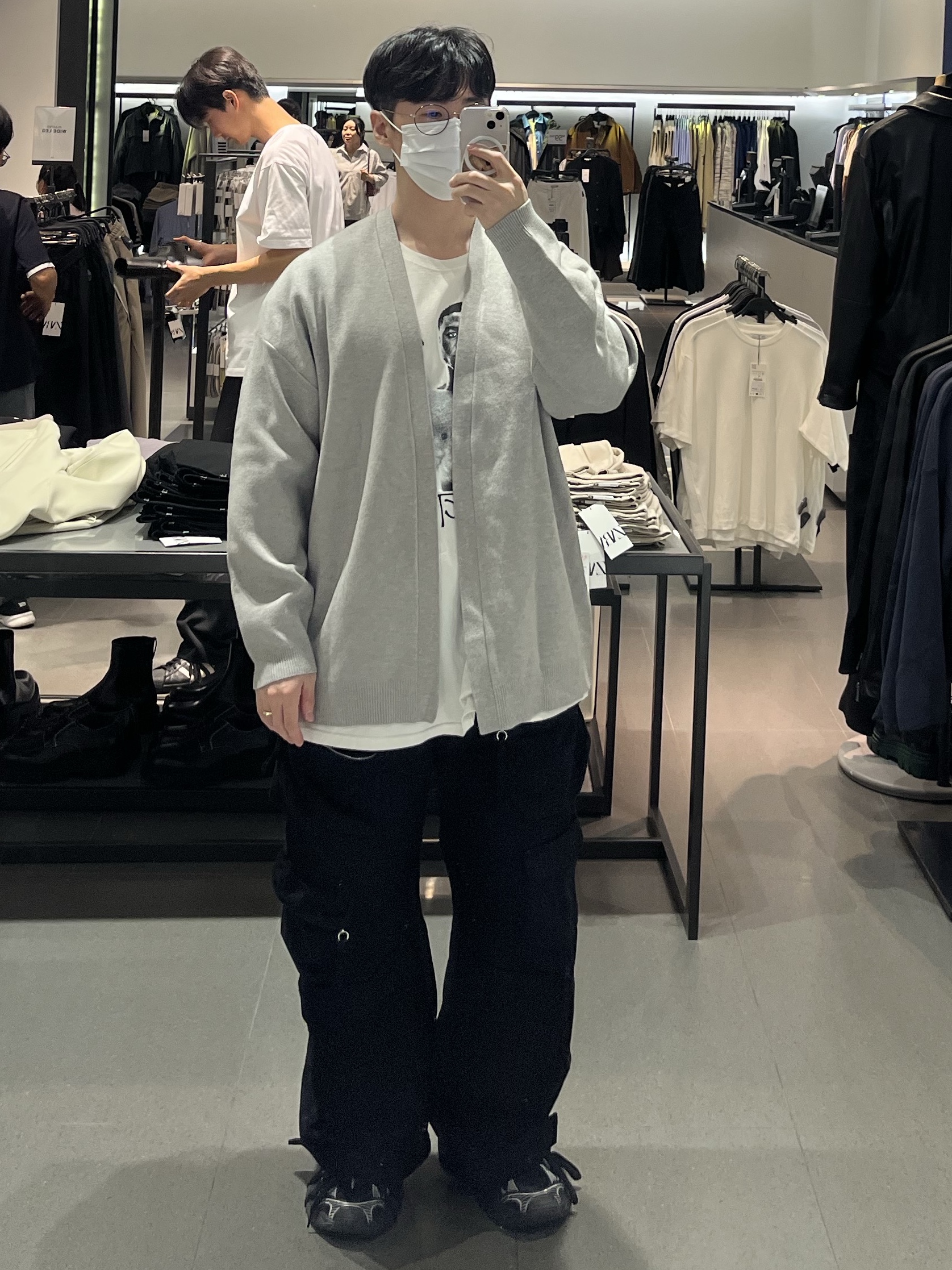 Stussy x Martine Rose Stand Firm Pigment Dyed T-Shirt Natural, Zara Utility Pocket Pants Black 착용 스타일