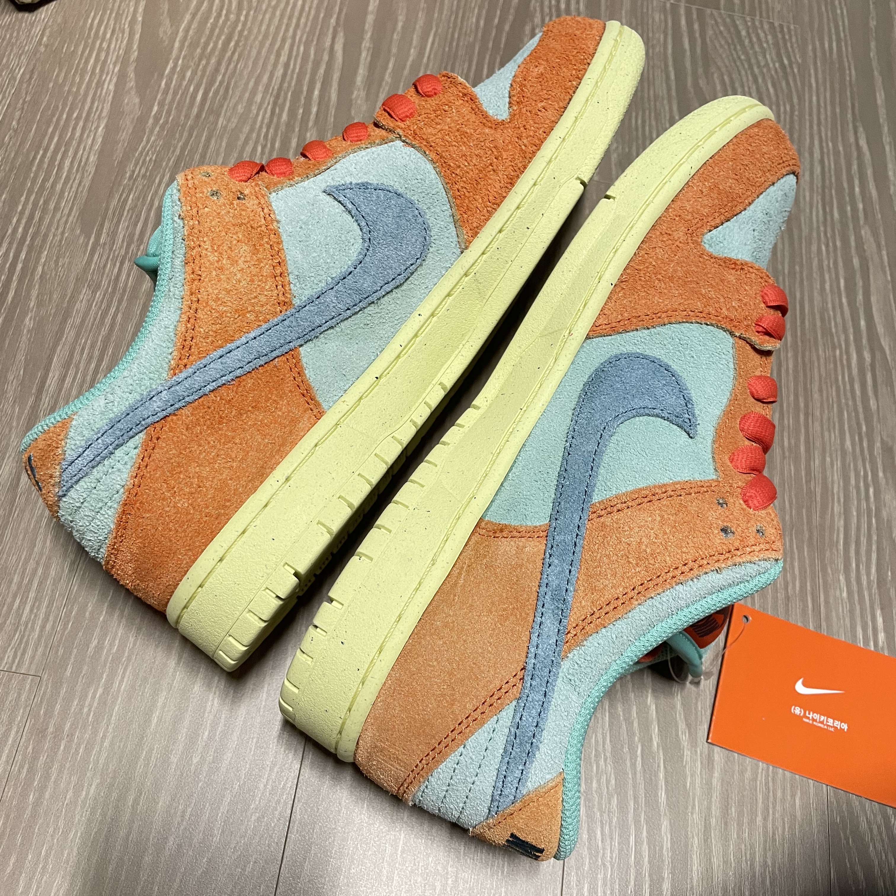 Nike SB Dunk Low Pro Premium Orange and Emerald Rise 착용 스타일 - 3