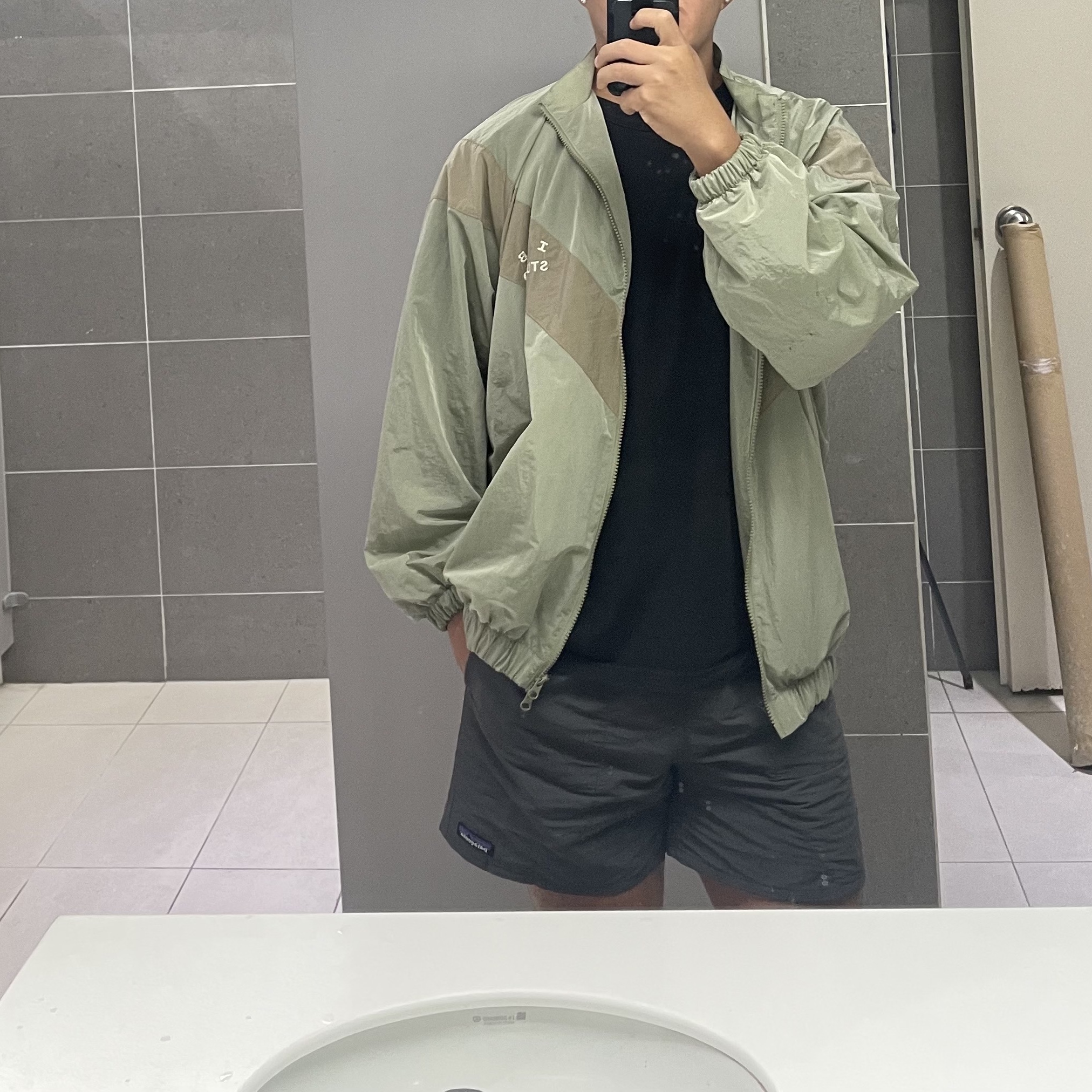 IAB Studio x D.P. Track Top Tea Green Mud 착용 스타일 - 1