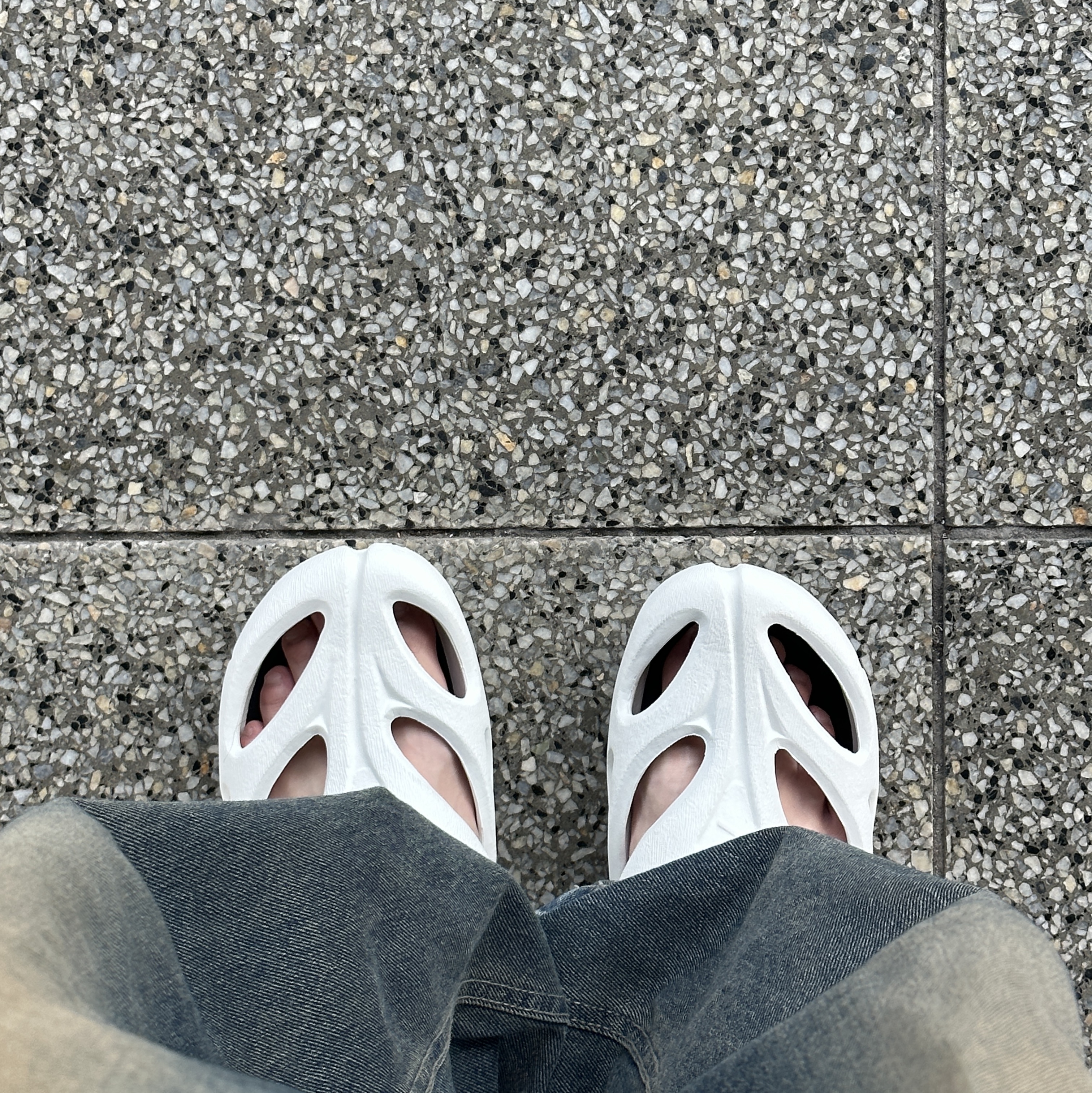 (W) Keen Shanti White Black 착용 스타일 - 3