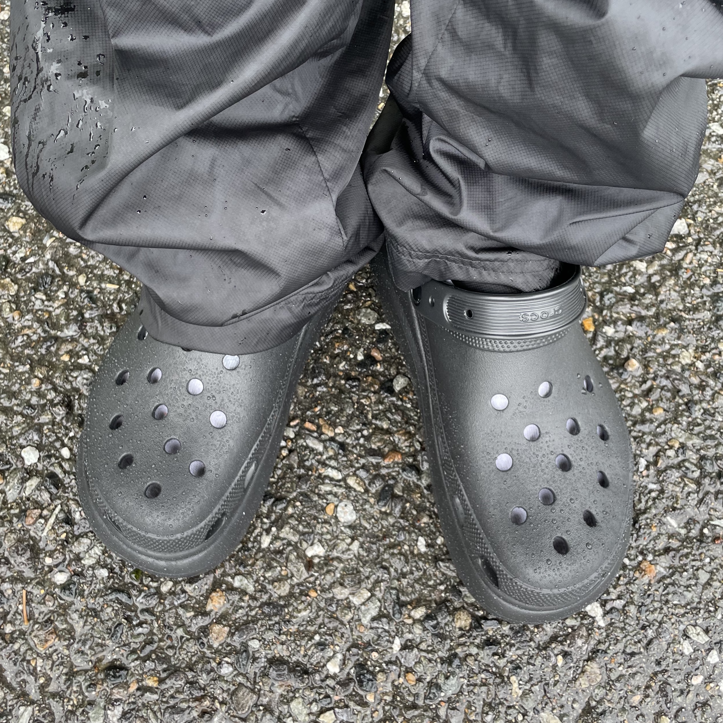 Crocs Classic Crush Clog Black, Stussy Sport Jacquard Skullcap Beanie Black 착용 스타일 - 3