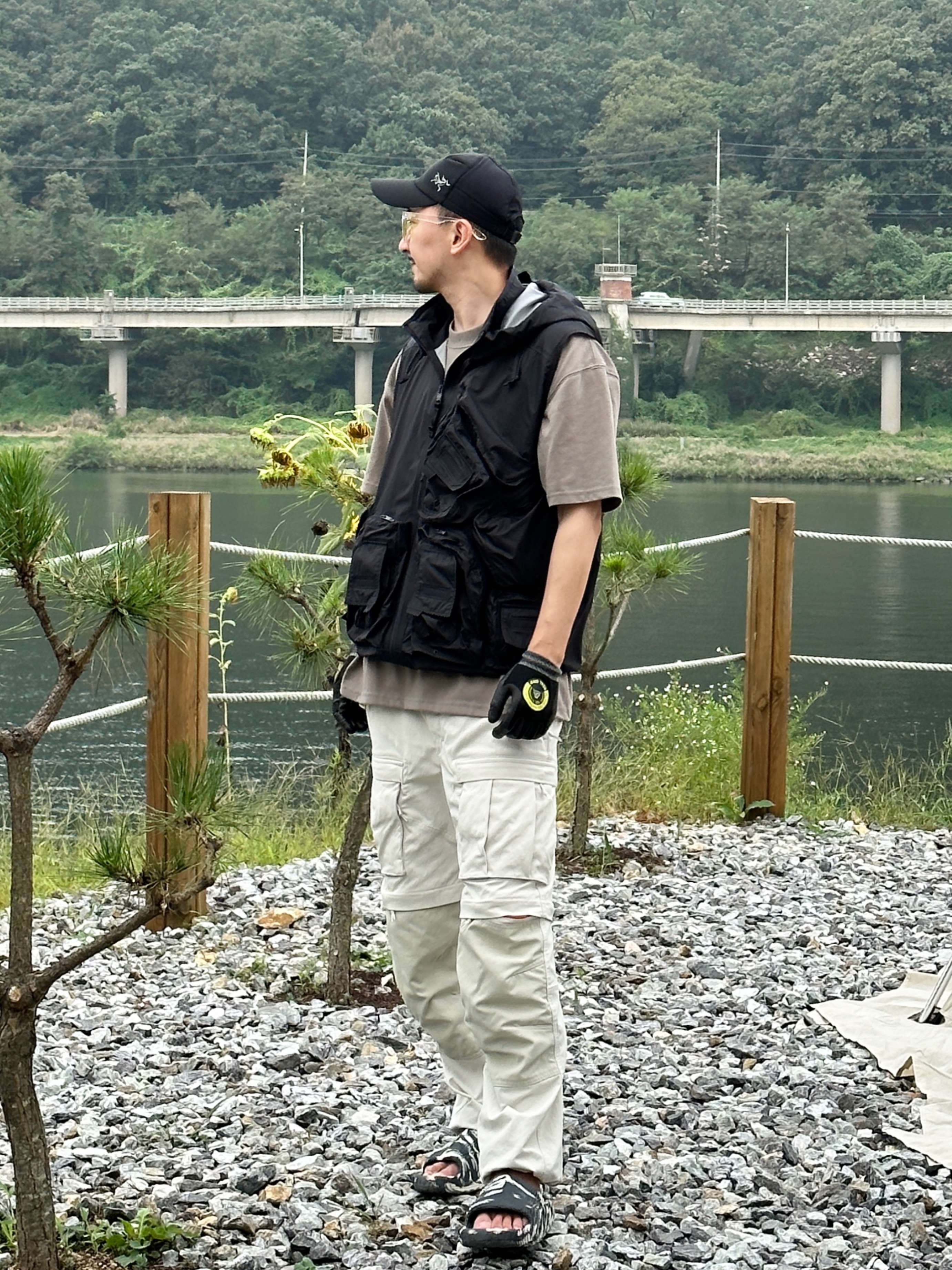 Arc'teryx Calvus Cap Black, Nike x Drake Nocta NRG LR Track Jacket Black (DR2619-010) 착용 스타일