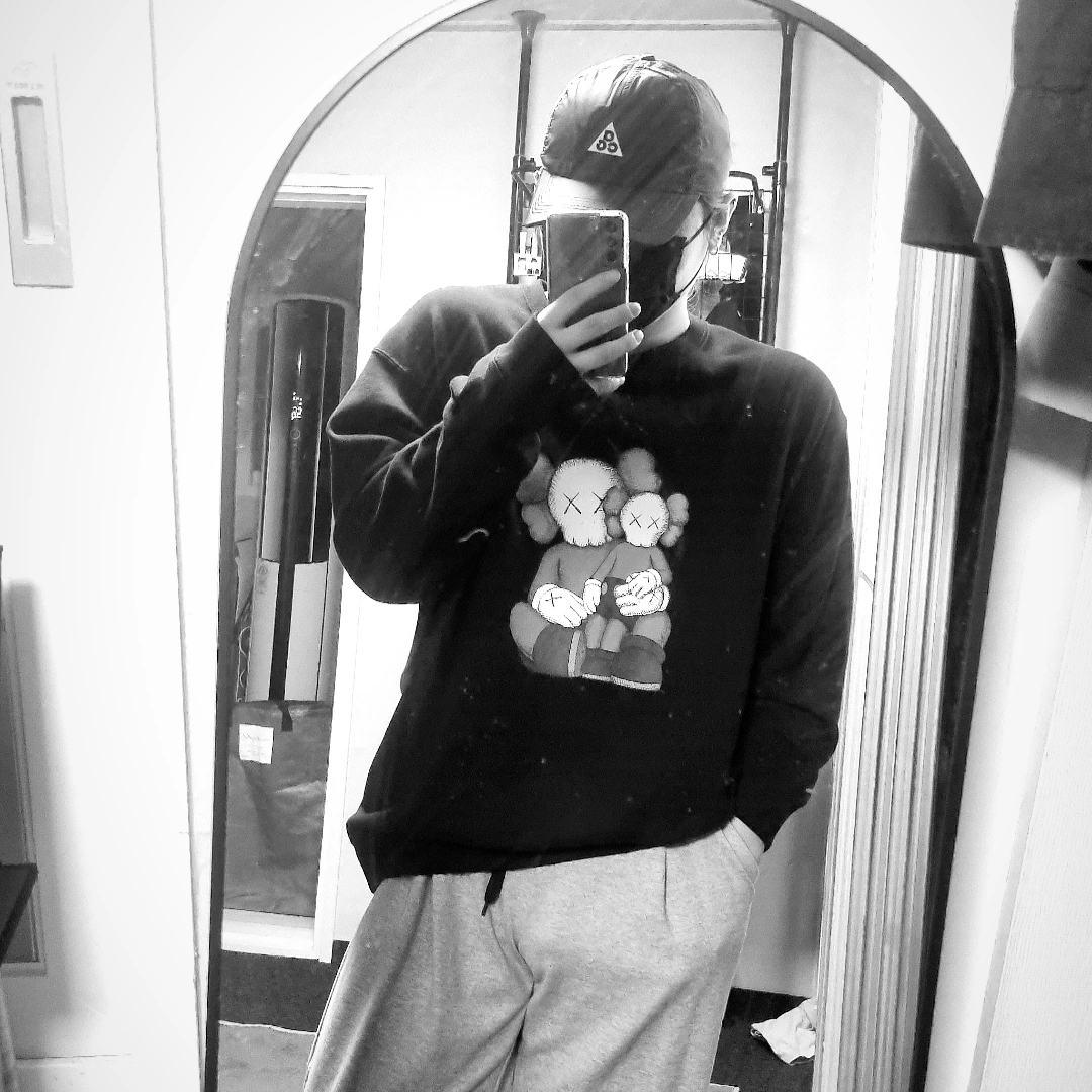 Nike ACG Trail Cap Black, Uniqlo UT x Kaws Long Sleeve Sweatshirt Black 착용 스타일