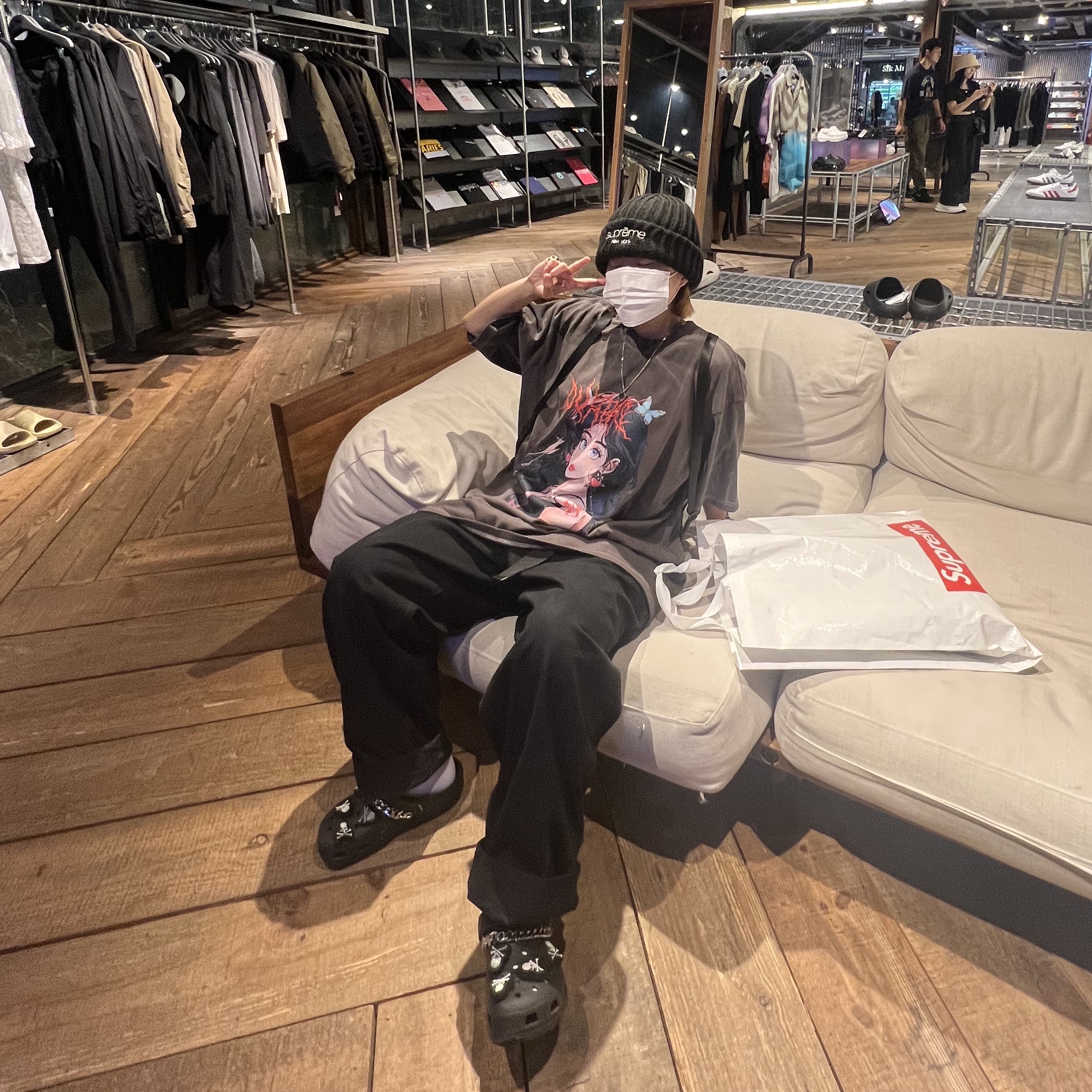 Crocs x Mastermind Classic Clog Black, Supreme Ribbed Beanie Black - 22FW 착용 스타일