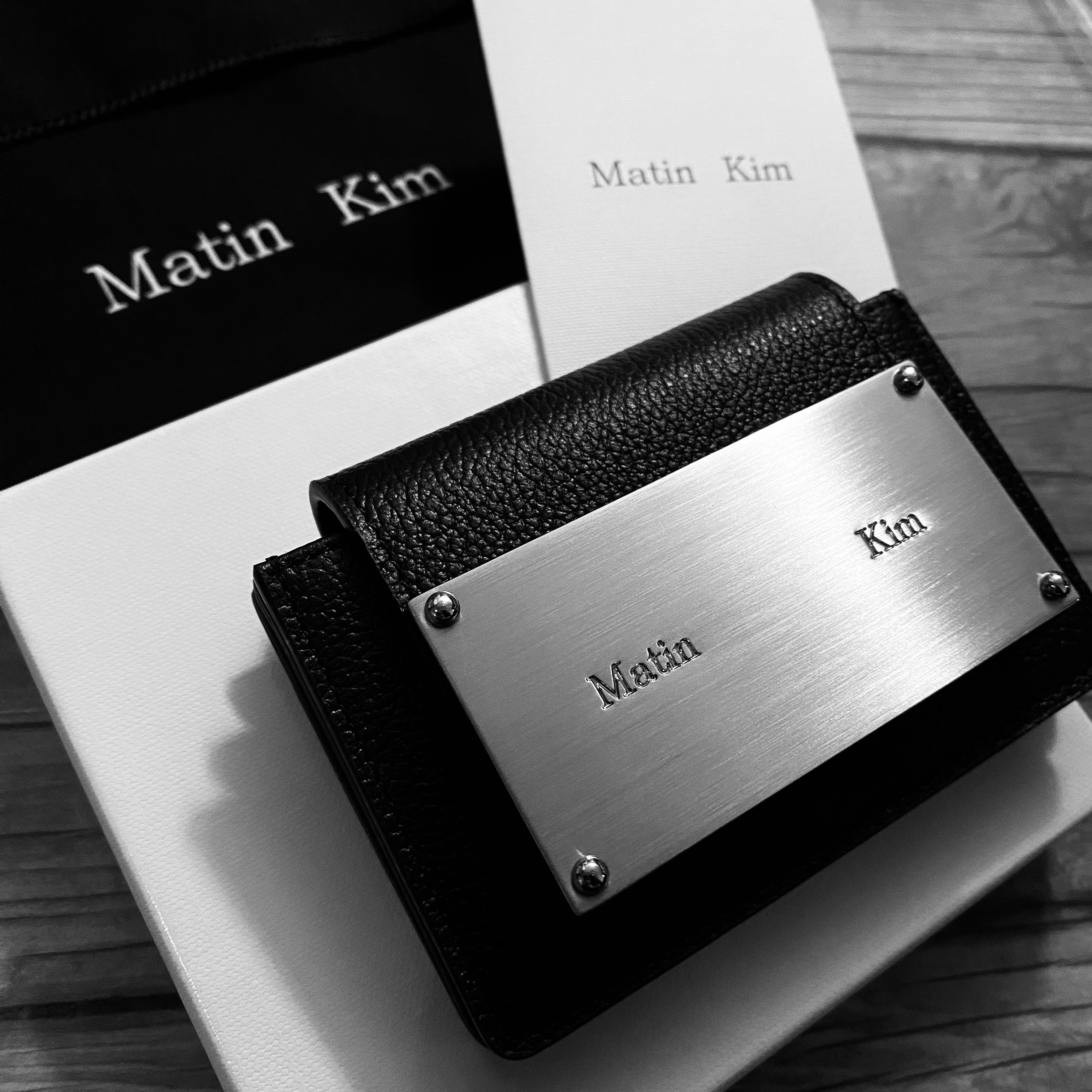 Matin Kim Accordion Wallet Black 착용 스타일