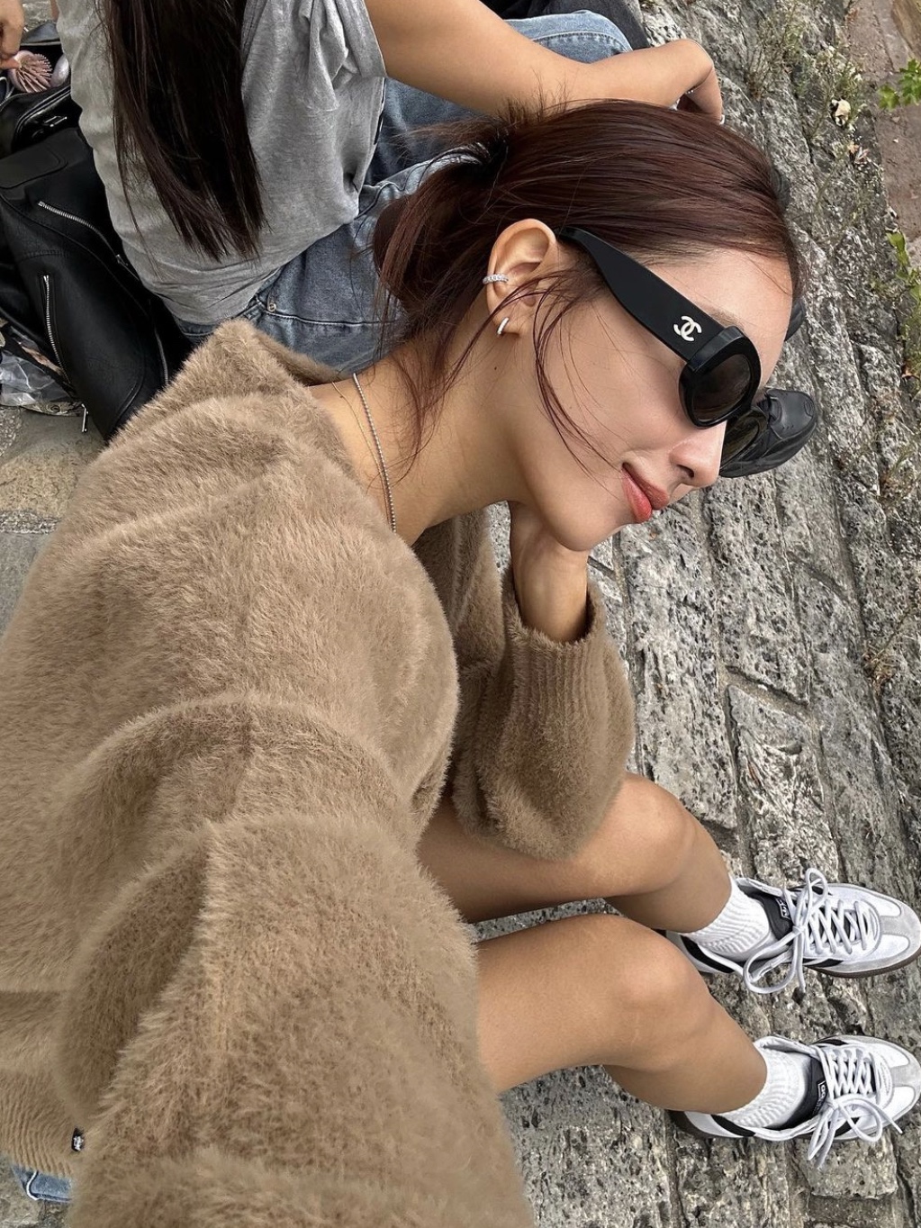 Chanel Sunglasses Acetate & Black Gold Frame Grey Lenses 착용 스타일
