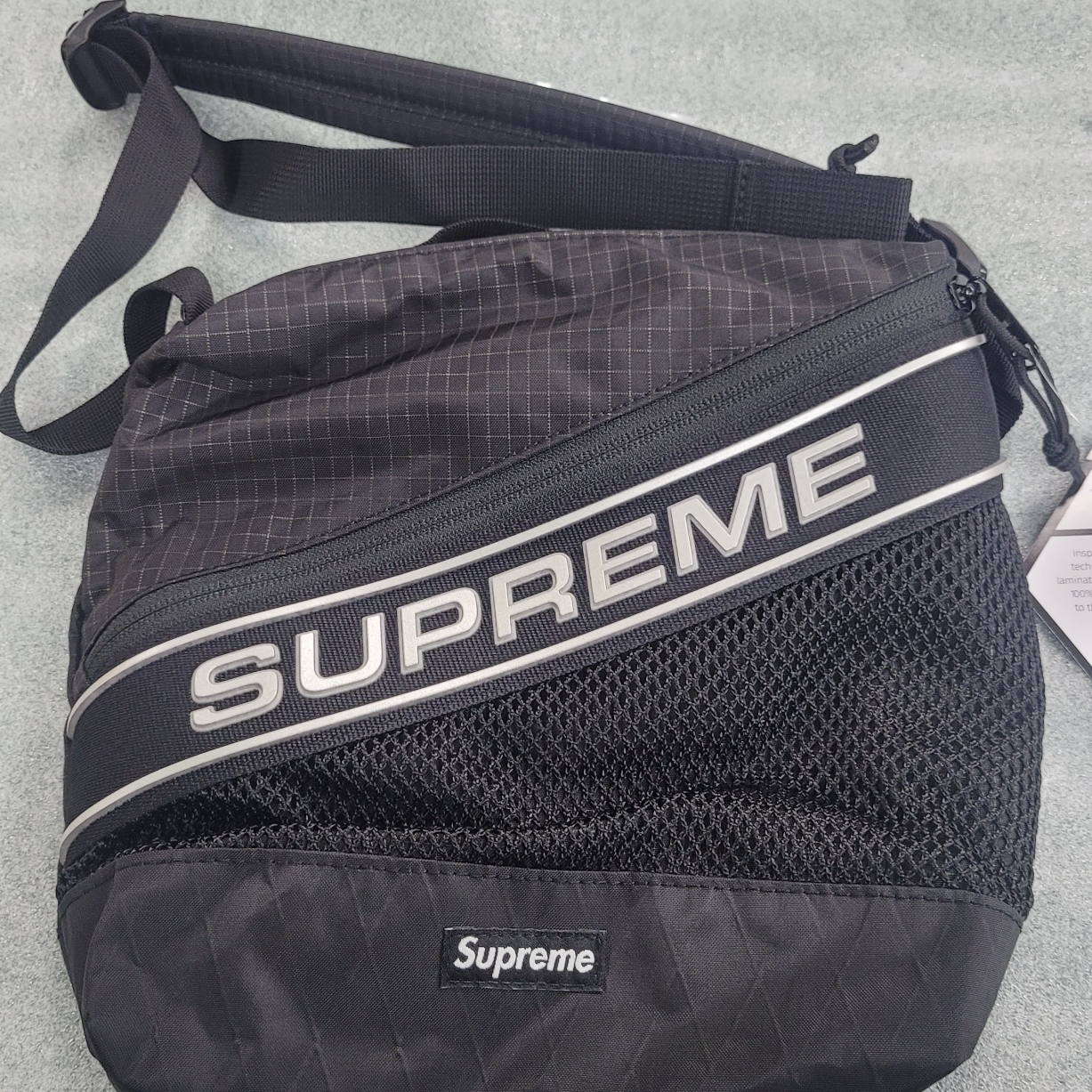 Supreme Shoulder Bag Black - 23FW 착용 스타일