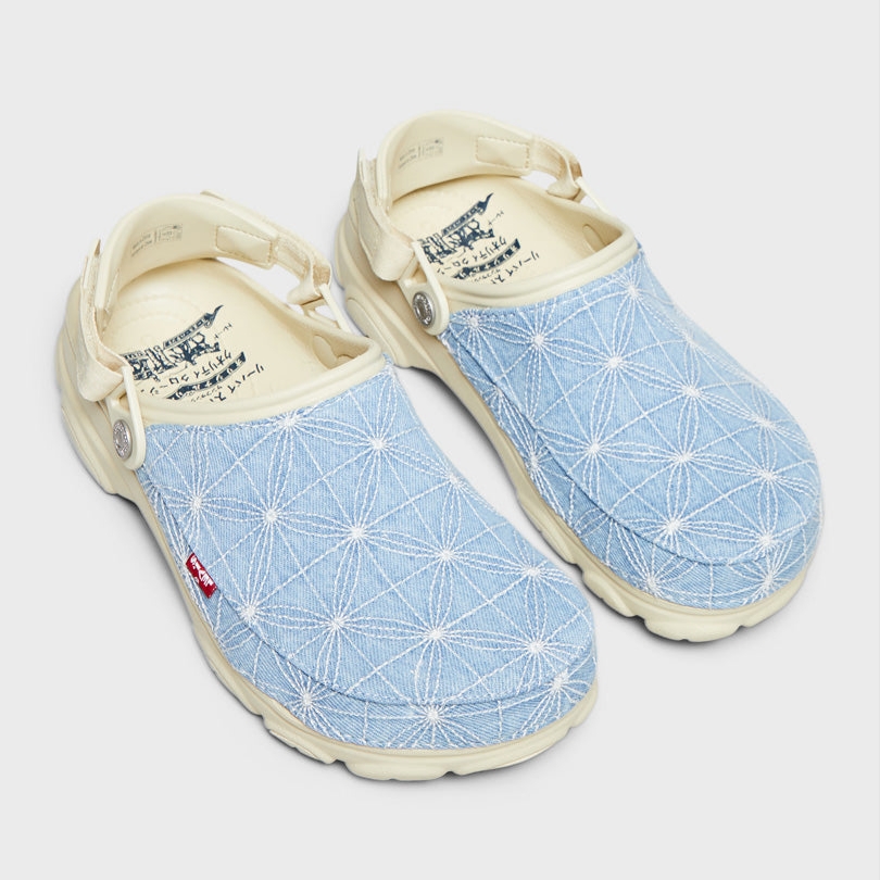 Crocs x Levi's All Terrain Clog Bone Blue 착용 스타일