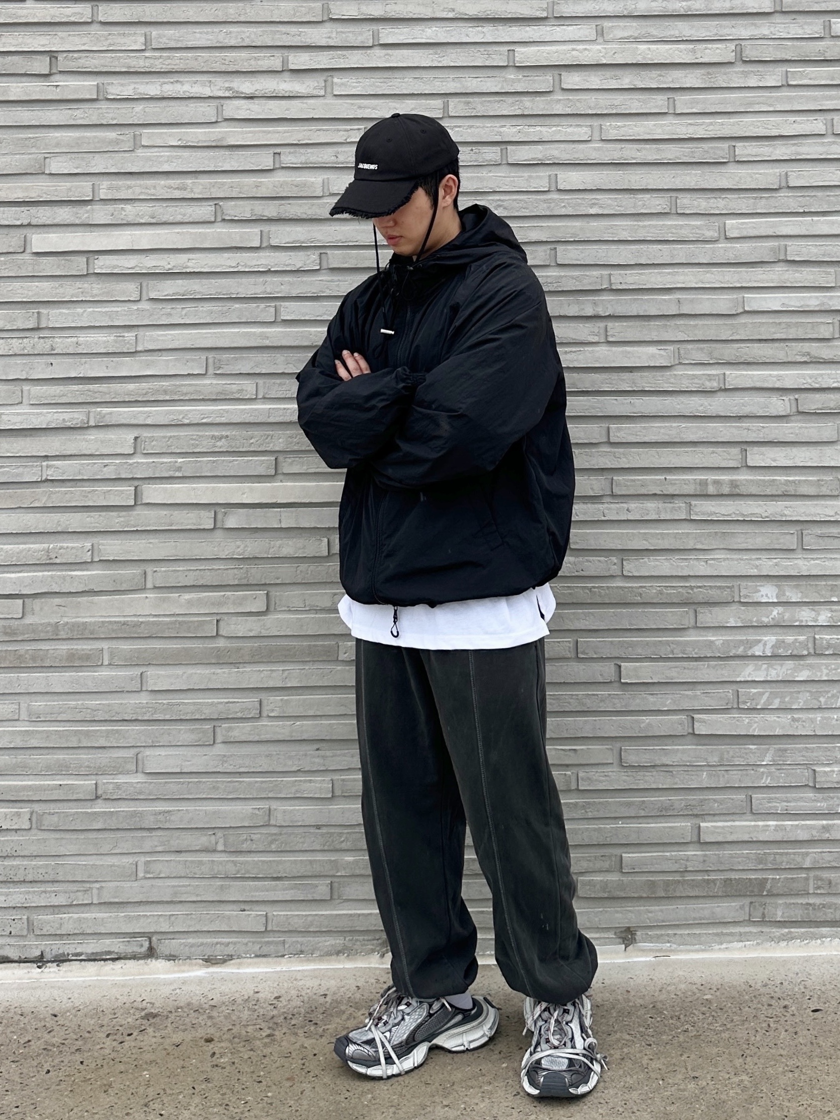 Balenciaga 3XL Mule Grey White Red, Jacquemus La Casquette Artichaut Fringe Baseball Cap Black 착용 스타일