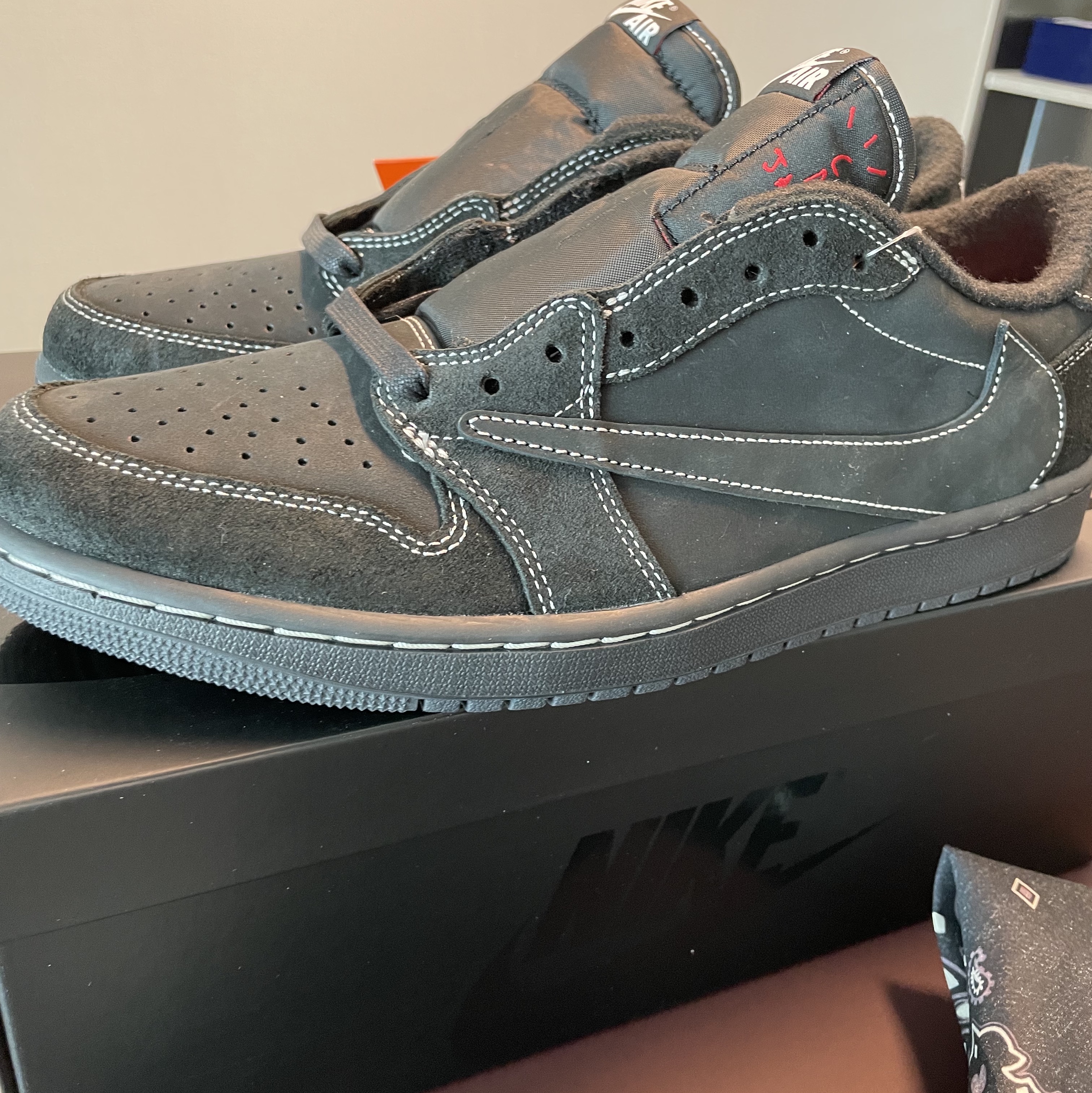 Jordan 1 x Travis Scott Retro Low OG SP Black Phantom 착용 스타일 - 3