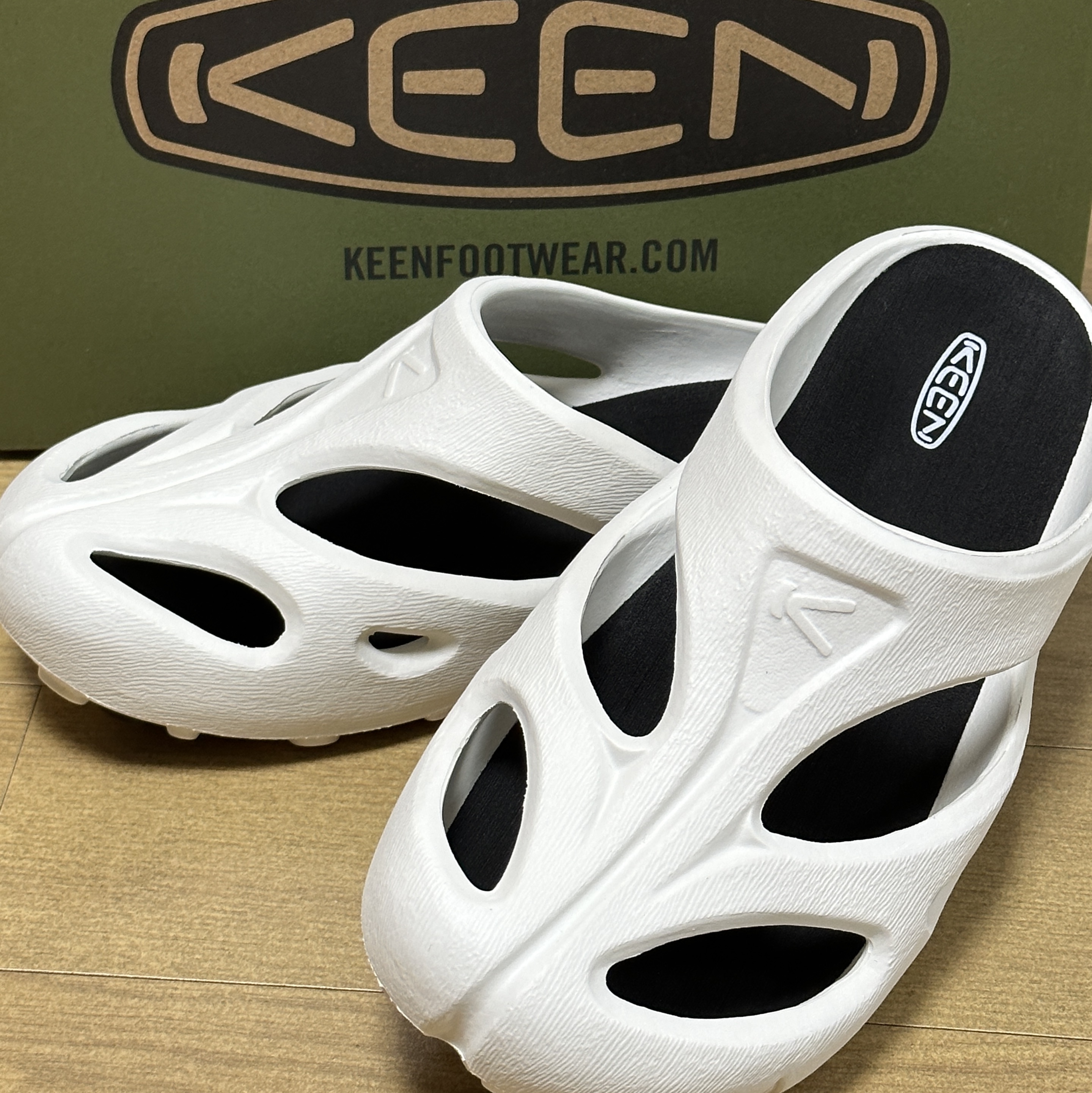 (W) Keen Shanti White Black 착용 스타일 - 2
