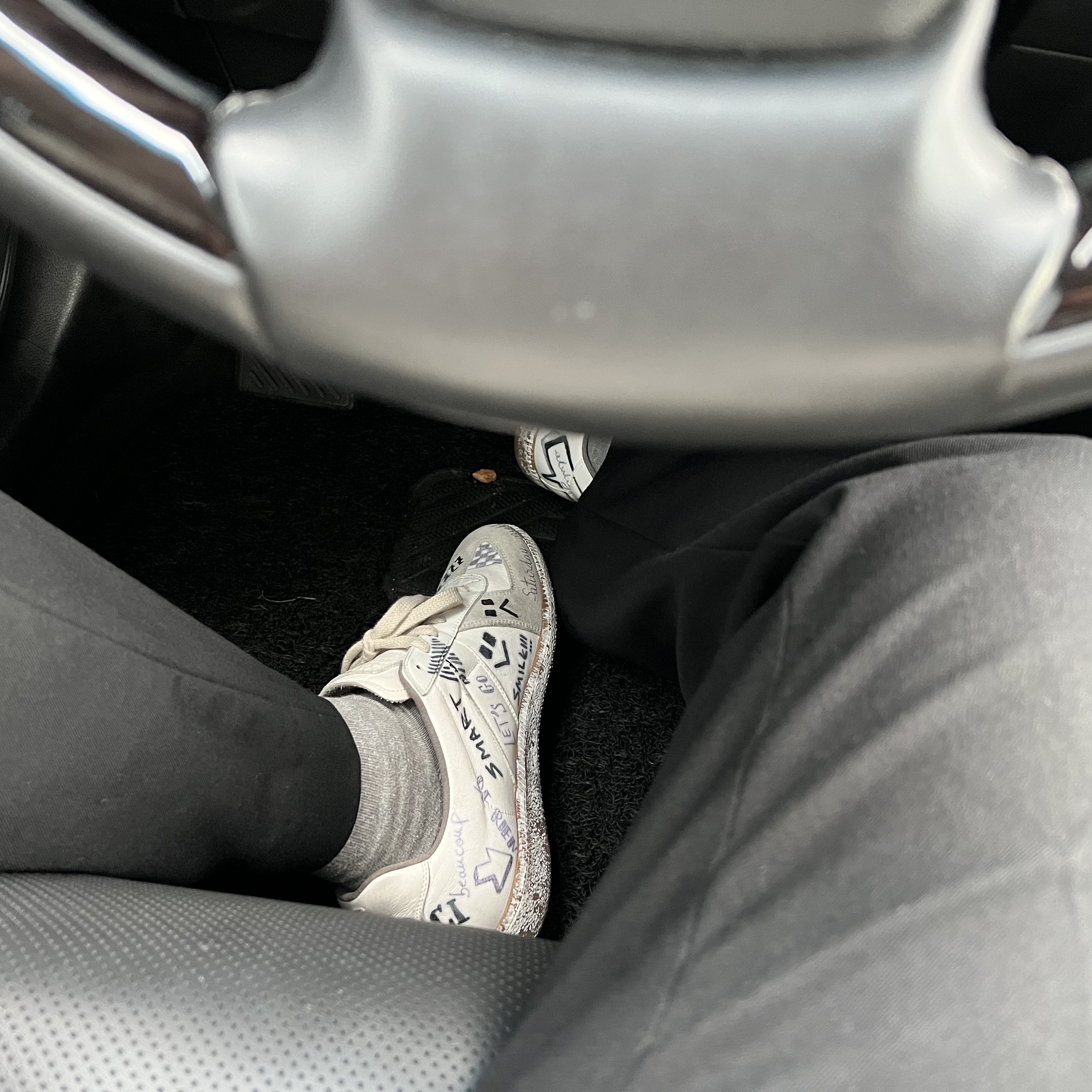Maison Margiela Replica Graffiti Sneakers White 착용 스타일