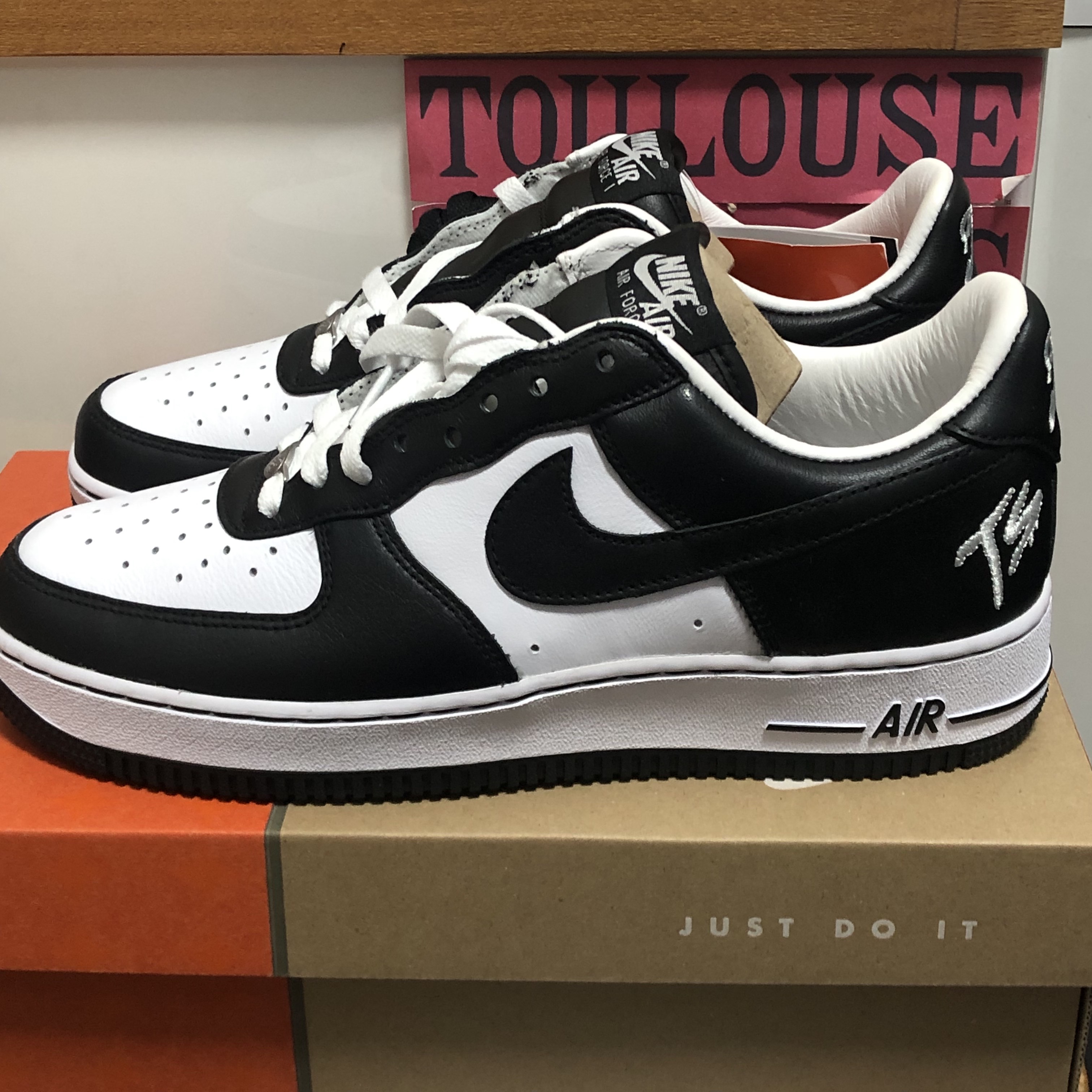 Nike x Terror Squad Air Force 1 Low QS Blackout 착용 스타일