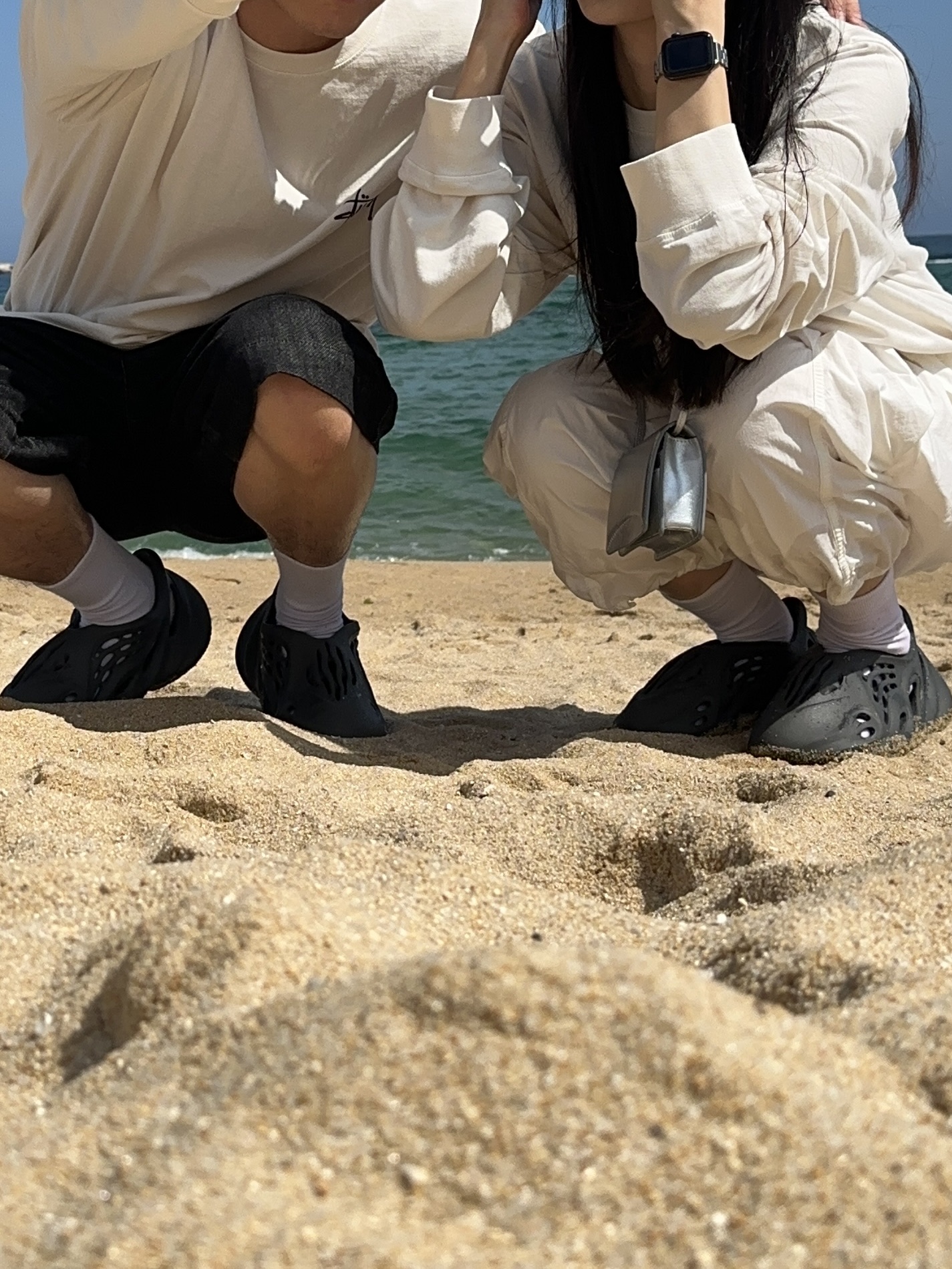 Adidas Yeezy Foam RNNR Carbon, Stussy Basic Stussy Pigment Dyed LS T-Shirt Natural 2023 착용 스타일 - 1