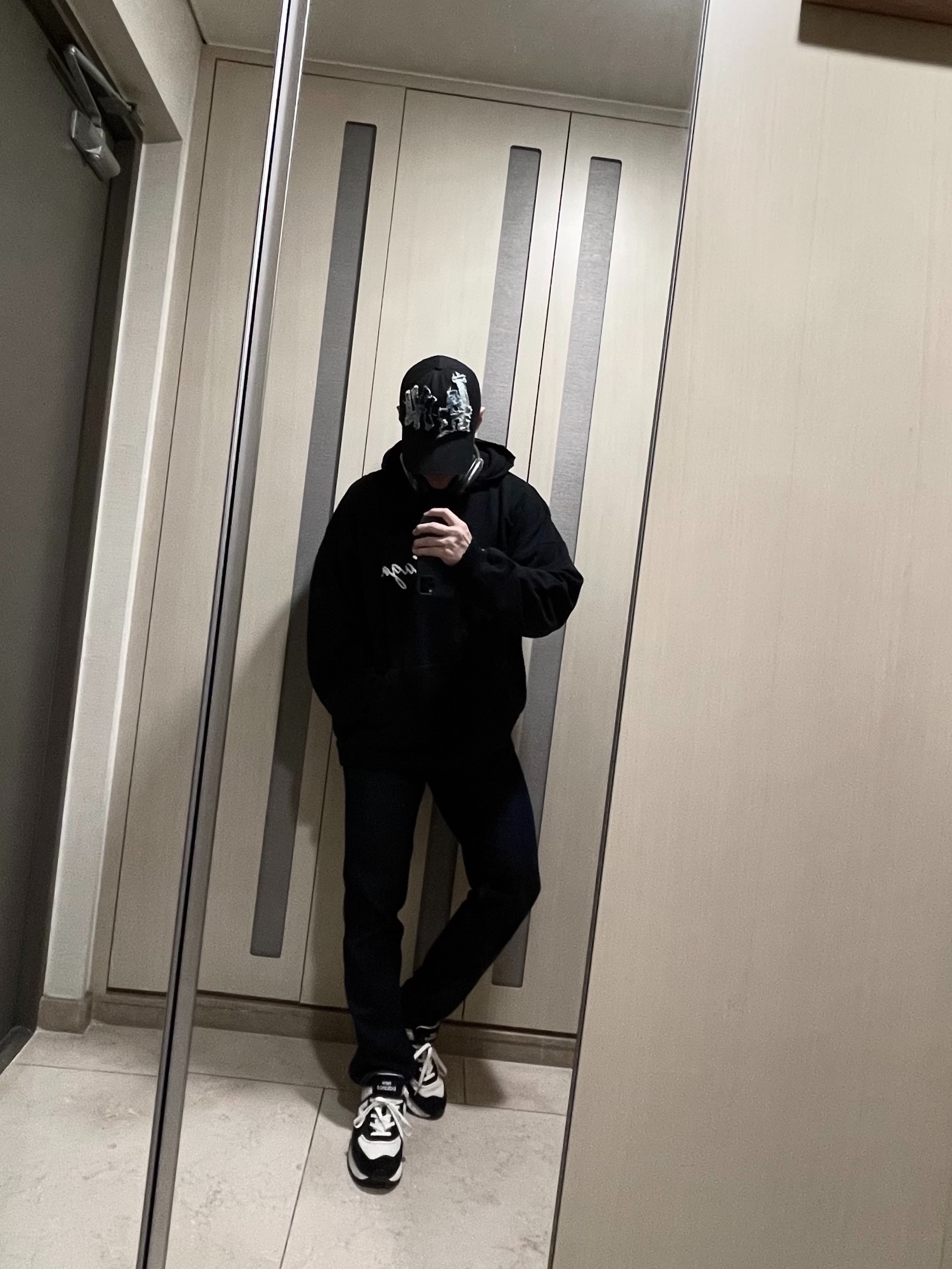 New Balance 574 Legacy Black Angora, Apple AirPods Max Lightning Space Gray (Korean Ver.) 착용 스타일 - 2