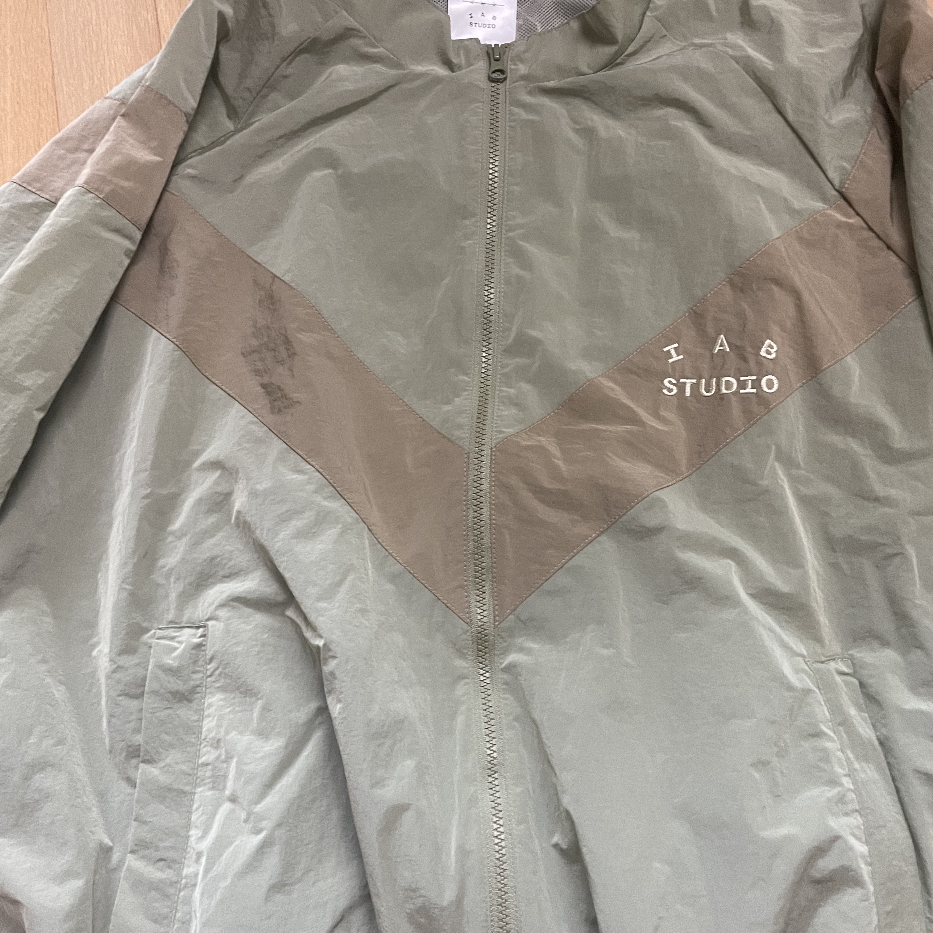 IAB Studio x D.P. Track Top Tea Green Mud 착용 스타일 - 3