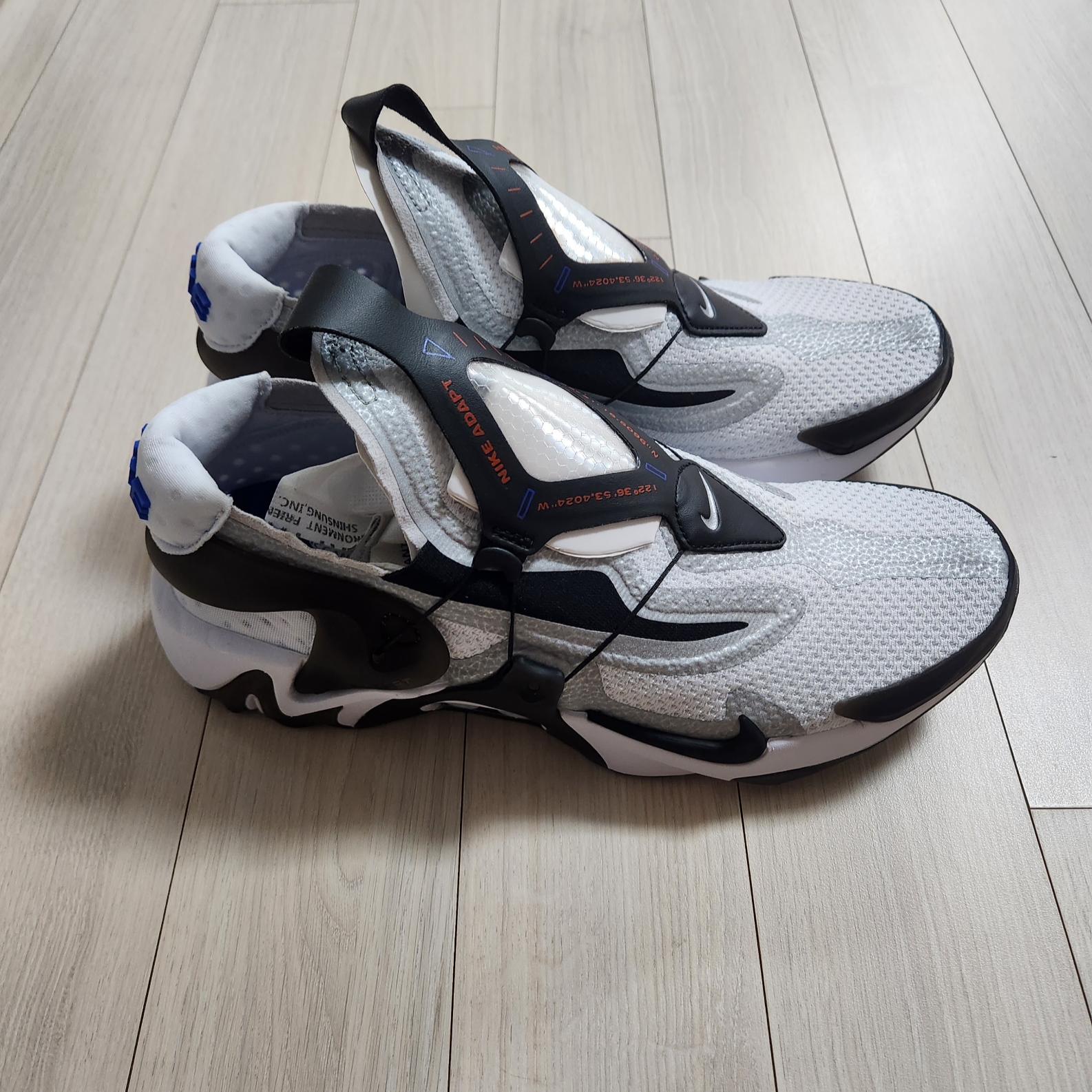 Nike Adapt Huarache White Black (KR Charger) 착용 스타일 - 1