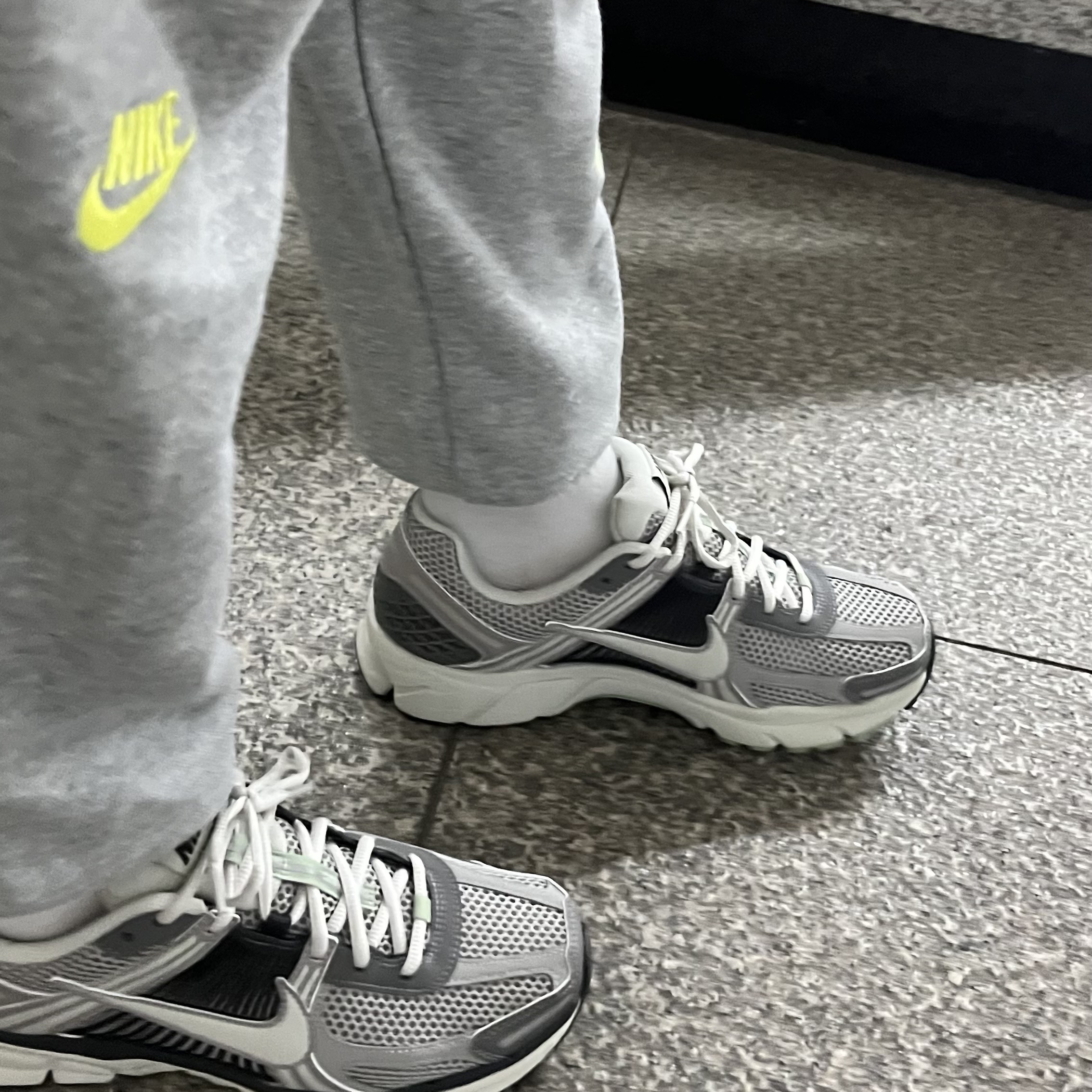 (W) Nike Zoom Vomero 5 Cobblestone and Flat Pewter 착용 스타일 - 1
