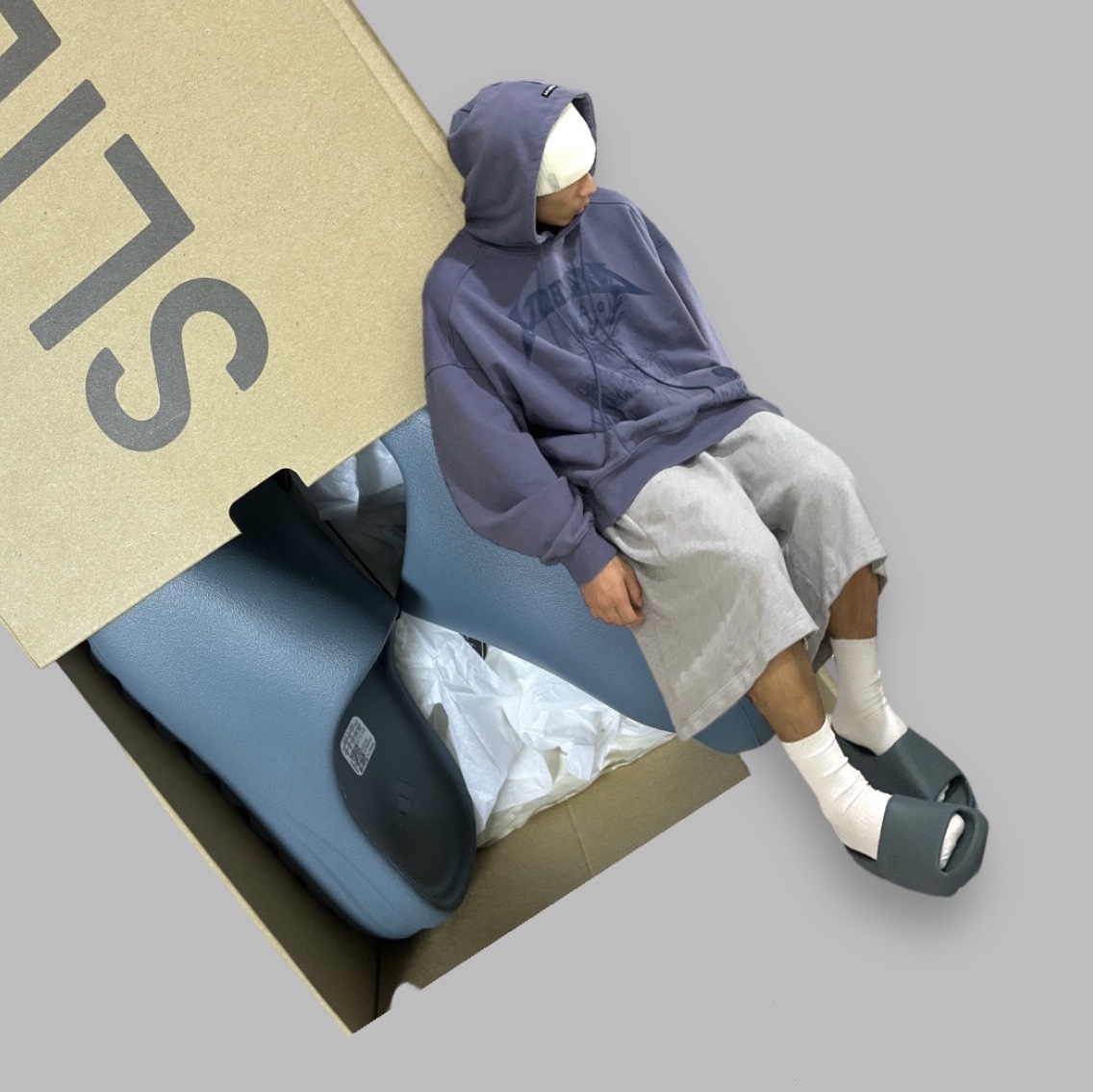 Adidas Yeezy Slide Slate Marine 착용 스타일 - 1