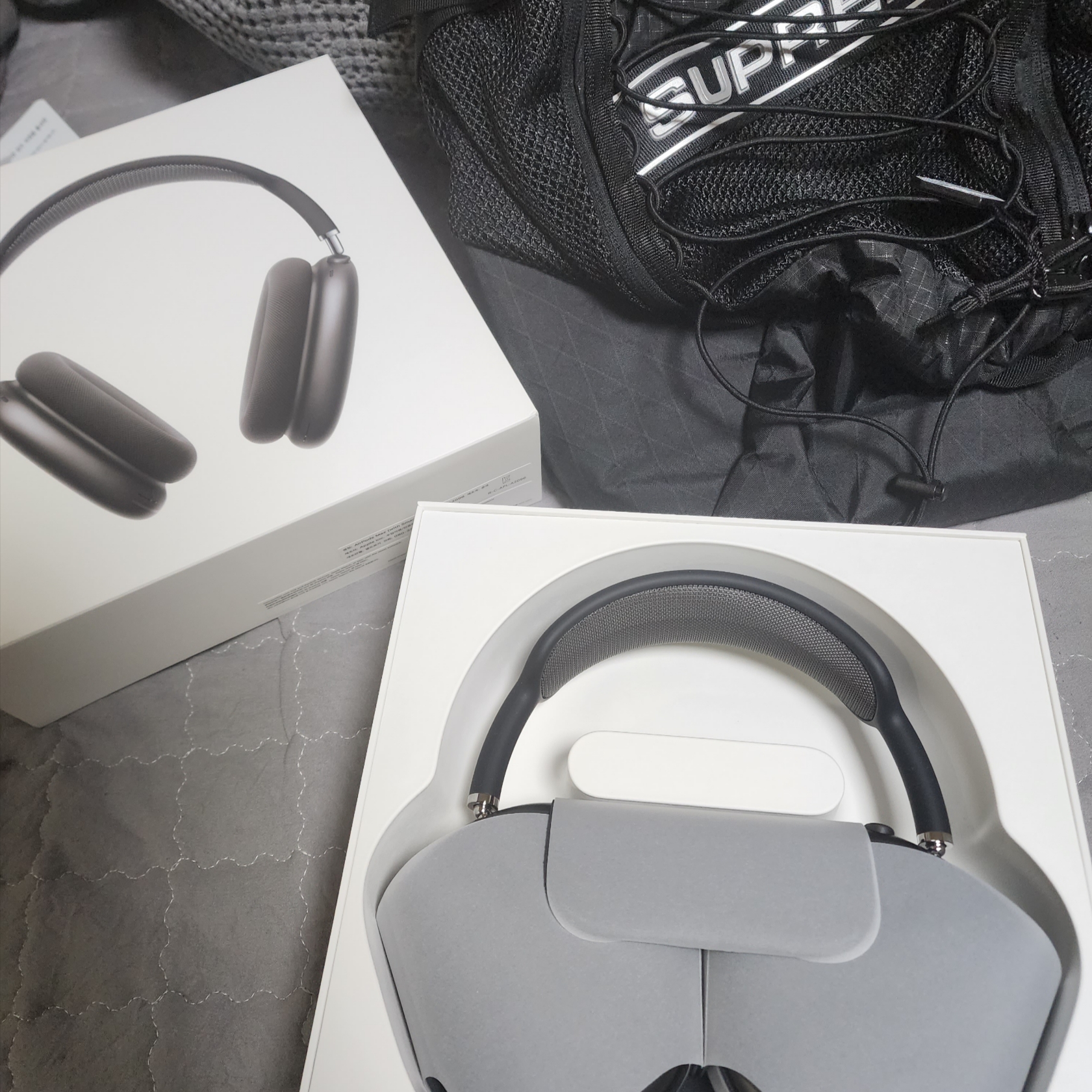 Supreme Backpack Black - 23FW, Apple AirPods Max Lightning Space Gray (Korean Ver.) 착용 스타일 - 1