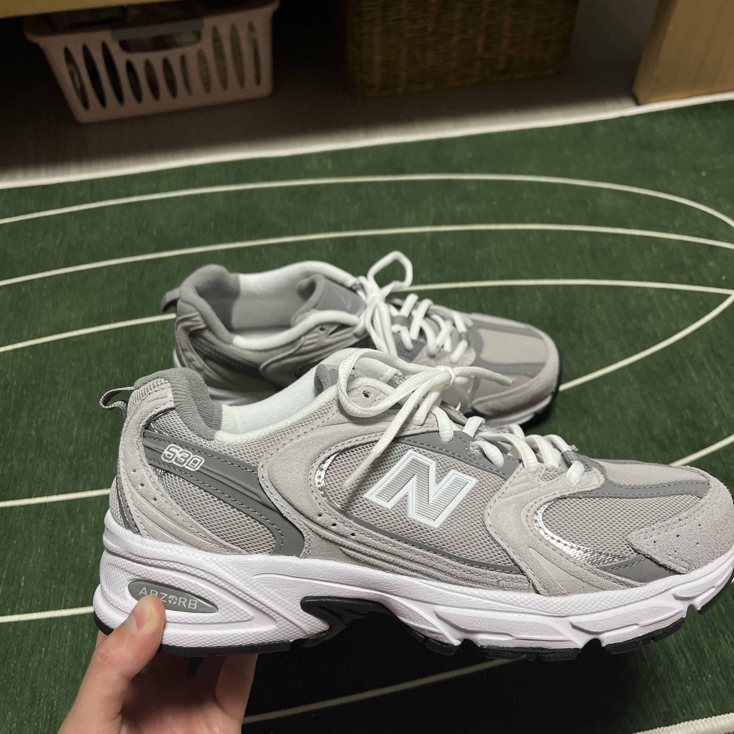 New Balance 530 Grey 착용 스타일 - 1