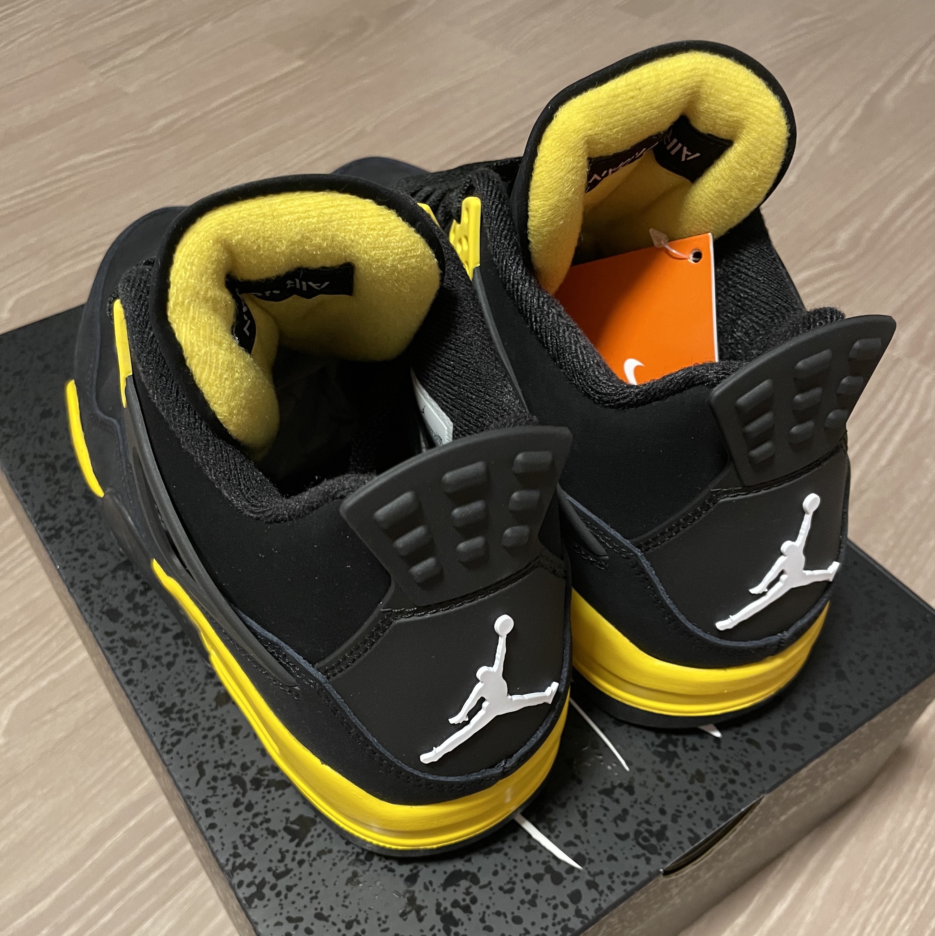 Jordan 4 Retro Thunder 2023 착용 스타일 - 2