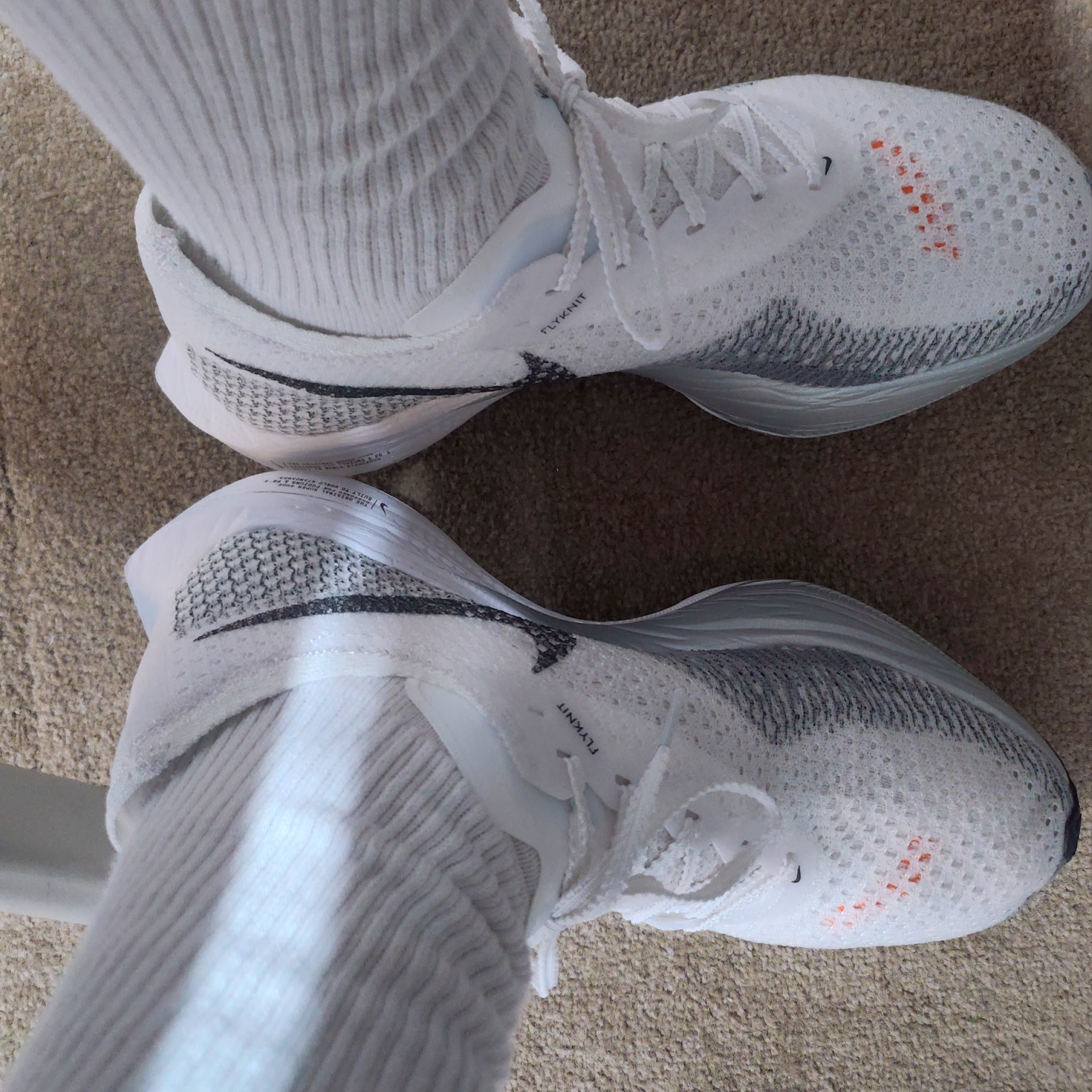 Nike ZoomX Vaporfly Next% 3 White Grey 착용 스타일 - 3