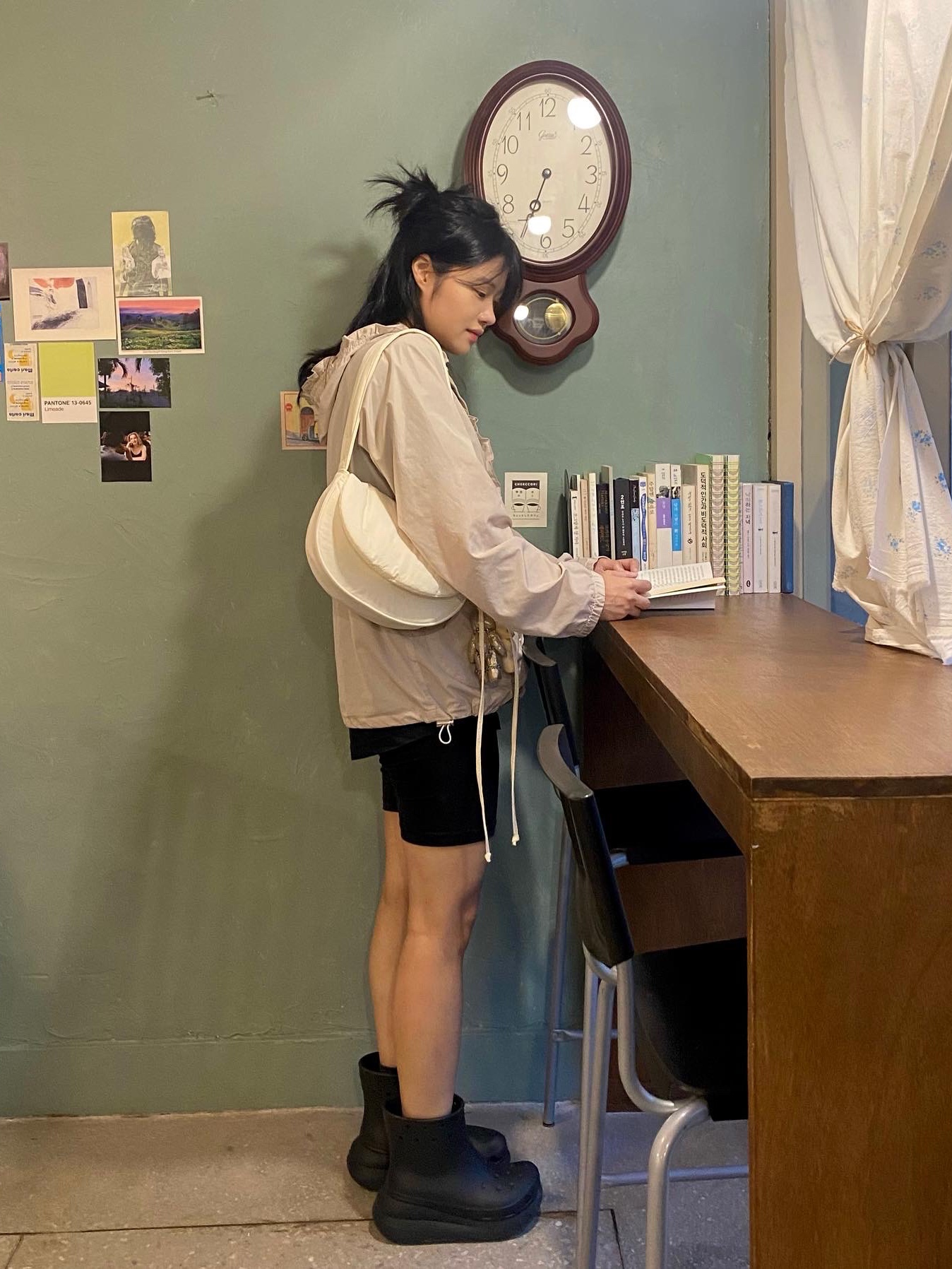 (W) Nike NSW Classics High Waisted 8 Inch Biker Shorts Black - Asia, Crocs Classic Crush Boot Black 착용 스타일 - 2