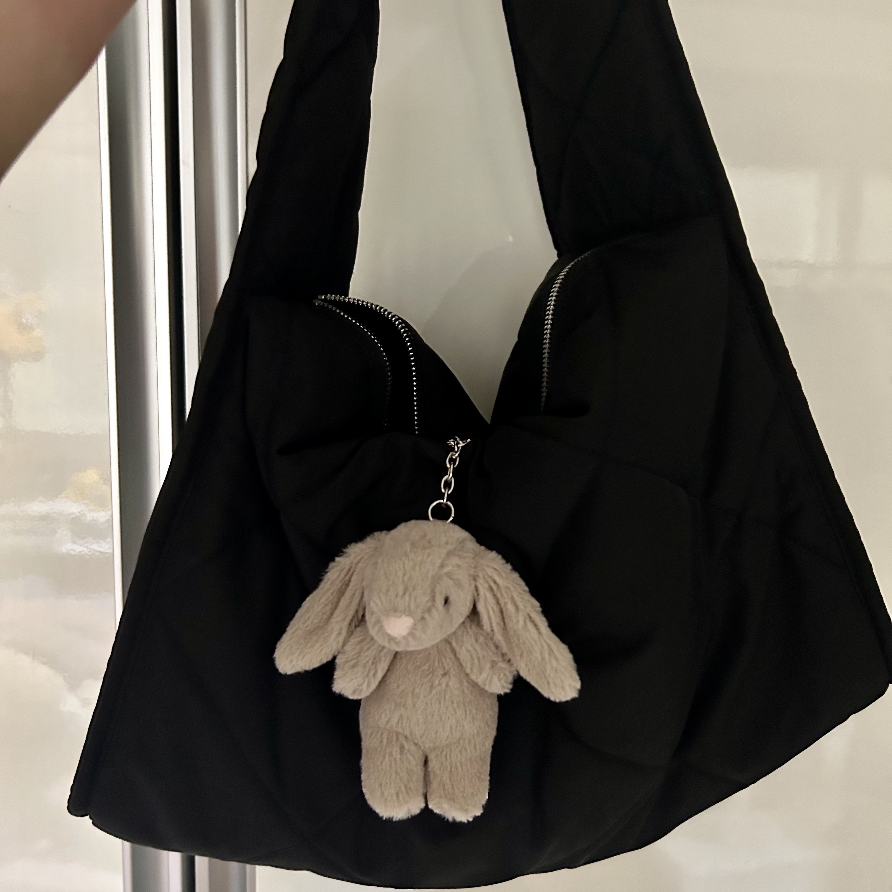Jellycat Bashful Bunny Bag Charm Beige 착용 스타일 - 2