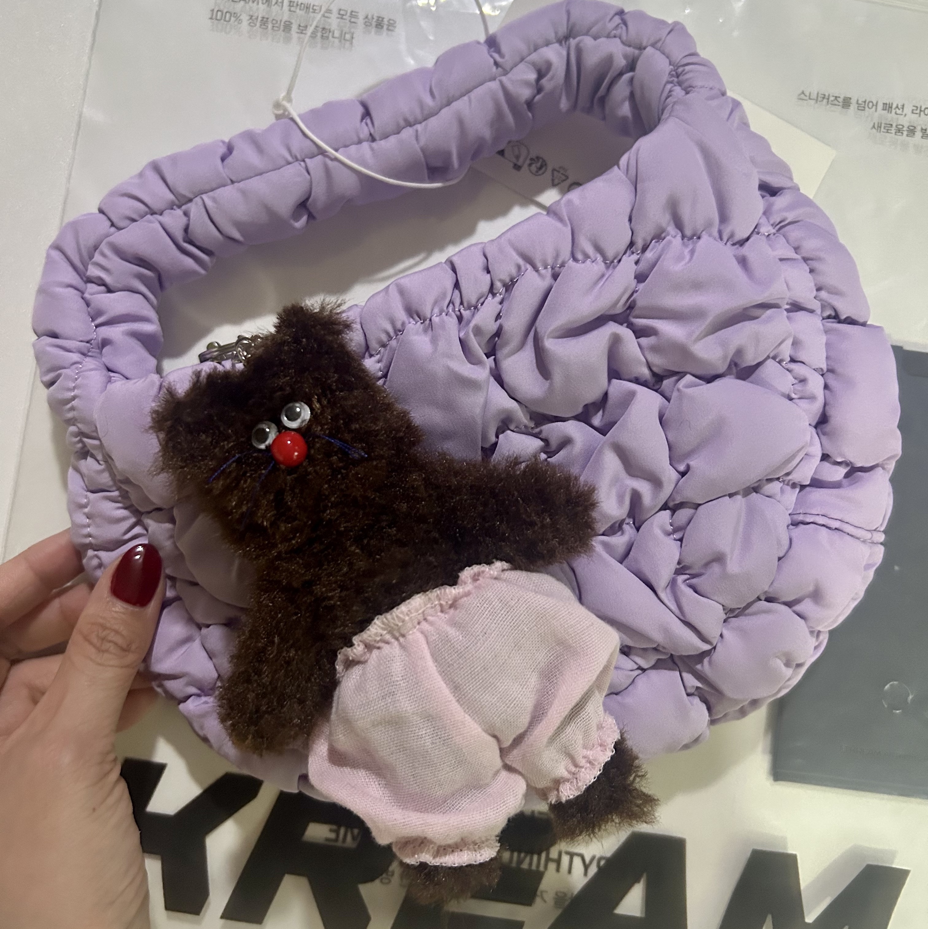 Monamhee Bred Keyring with Pink Pants Brown 착용 스타일 - 1
