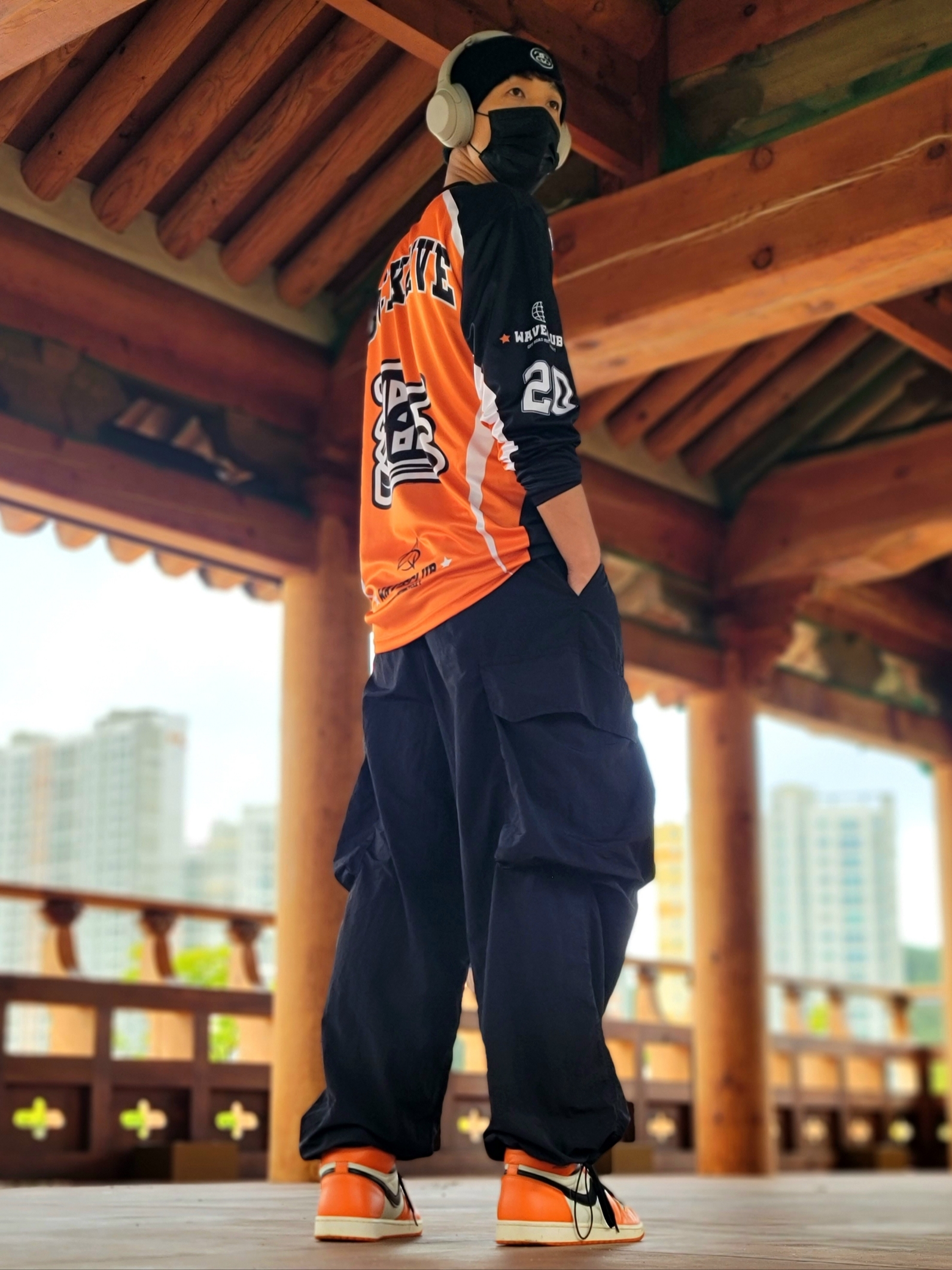 Jordan 1 Retro High OG Reverse Shattered Backboard, Sony WH-1000XM4 Platinum Silver (Korean Ver.) 착용 스타일 - 2