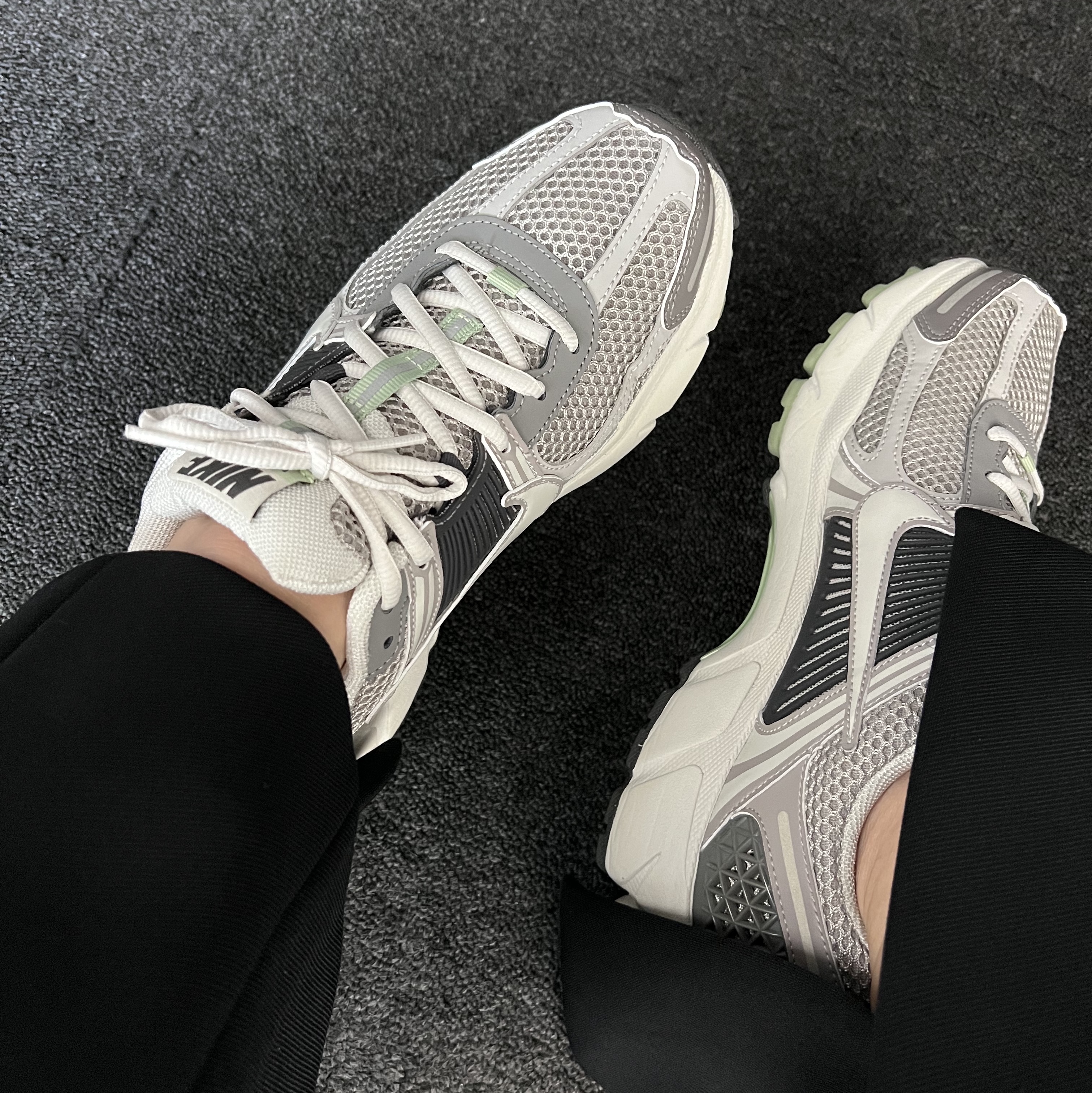 (W) Nike Zoom Vomero 5 Cobblestone and Flat Pewter 착용 스타일