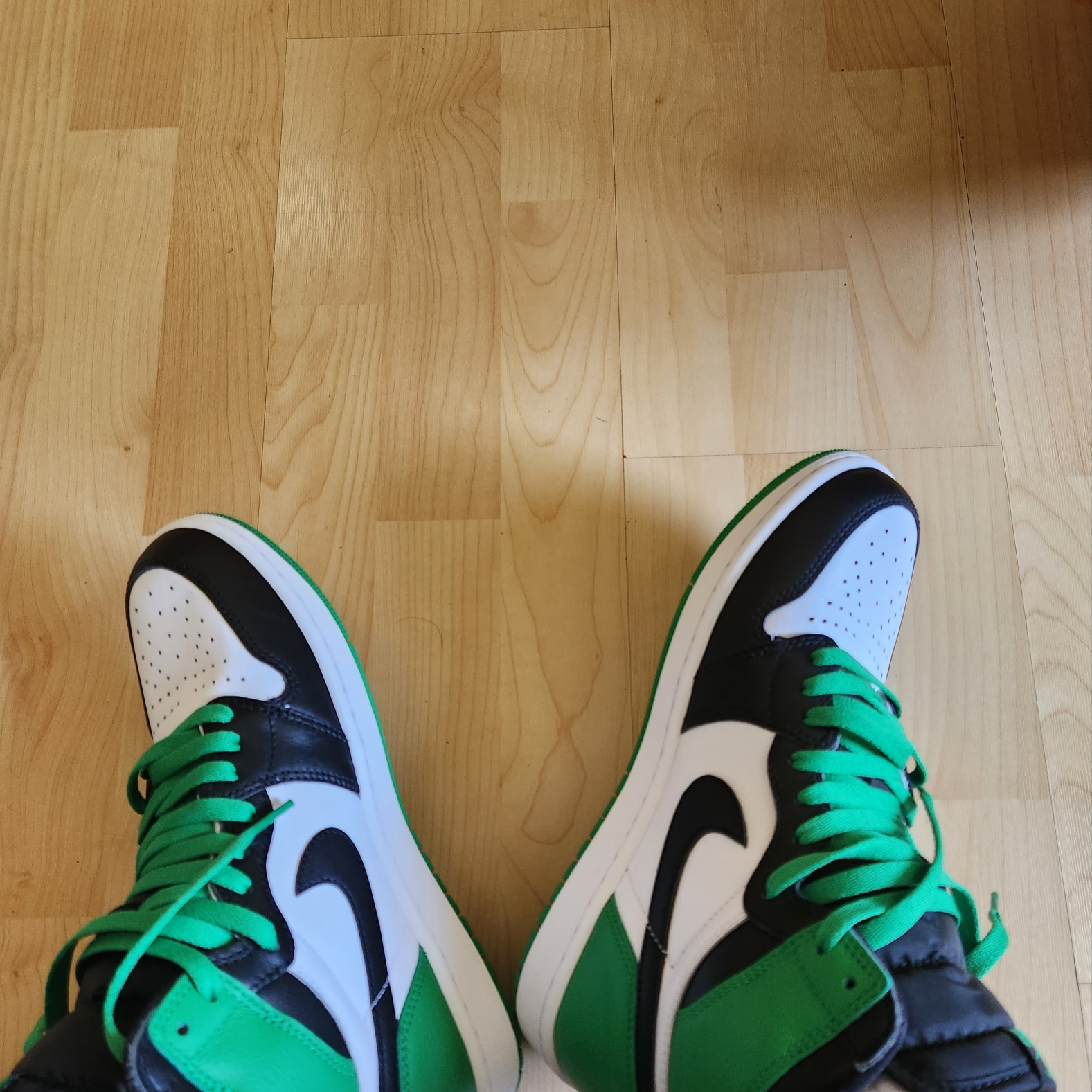 Jordan 1 Retro High OG Black and Lucky Green 착용 스타일