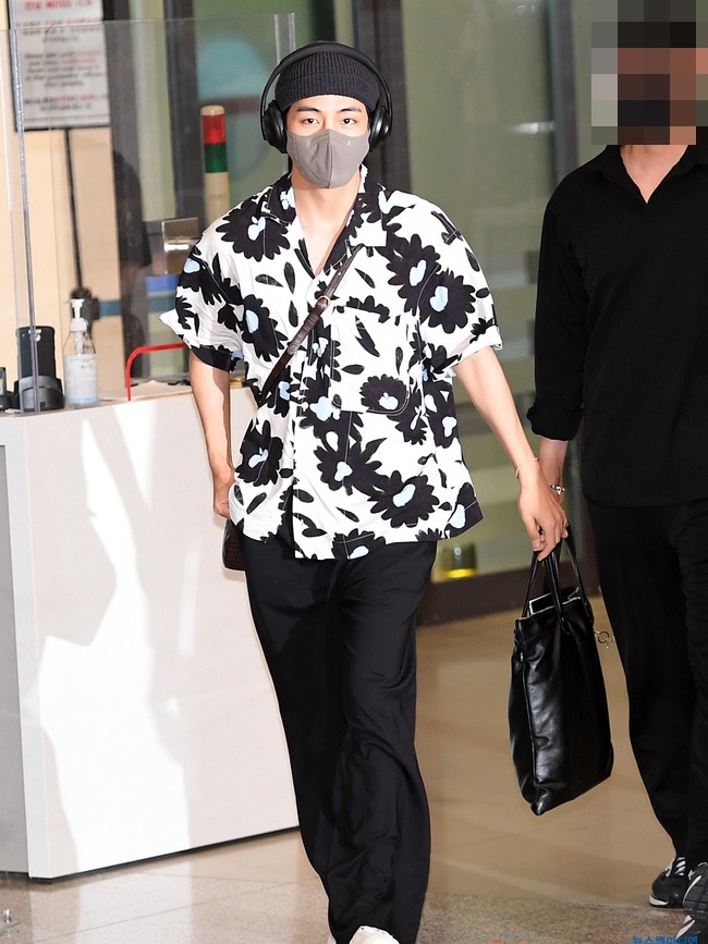 Jacquemus La Chemise Melo Short Sleeve Shirt Print Dark Navy Flowers, BOSE Noise Cancelling Headphones 700 Black (Korean Ver.) 착용 스타일