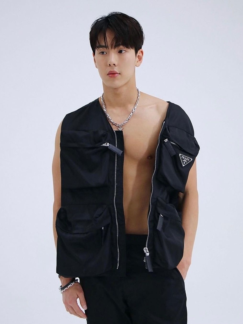 Prada Re-Nylon Vest Black, Jacquemus Le Gilet Lace Cargo Vest Off White 착용 스타일 - 2