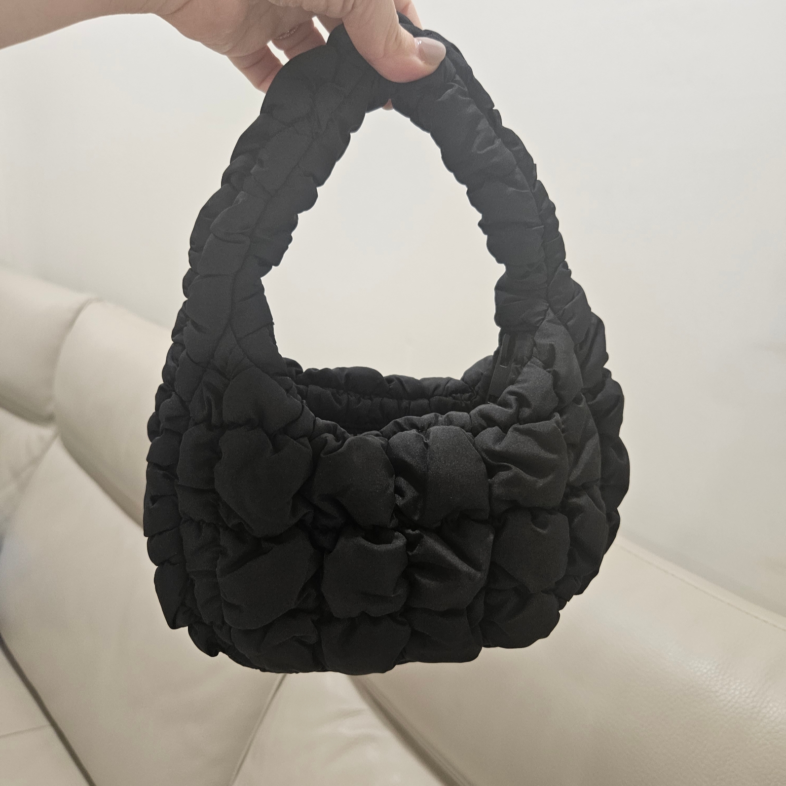 COS Quilted Micro Bag Black 착용 스타일